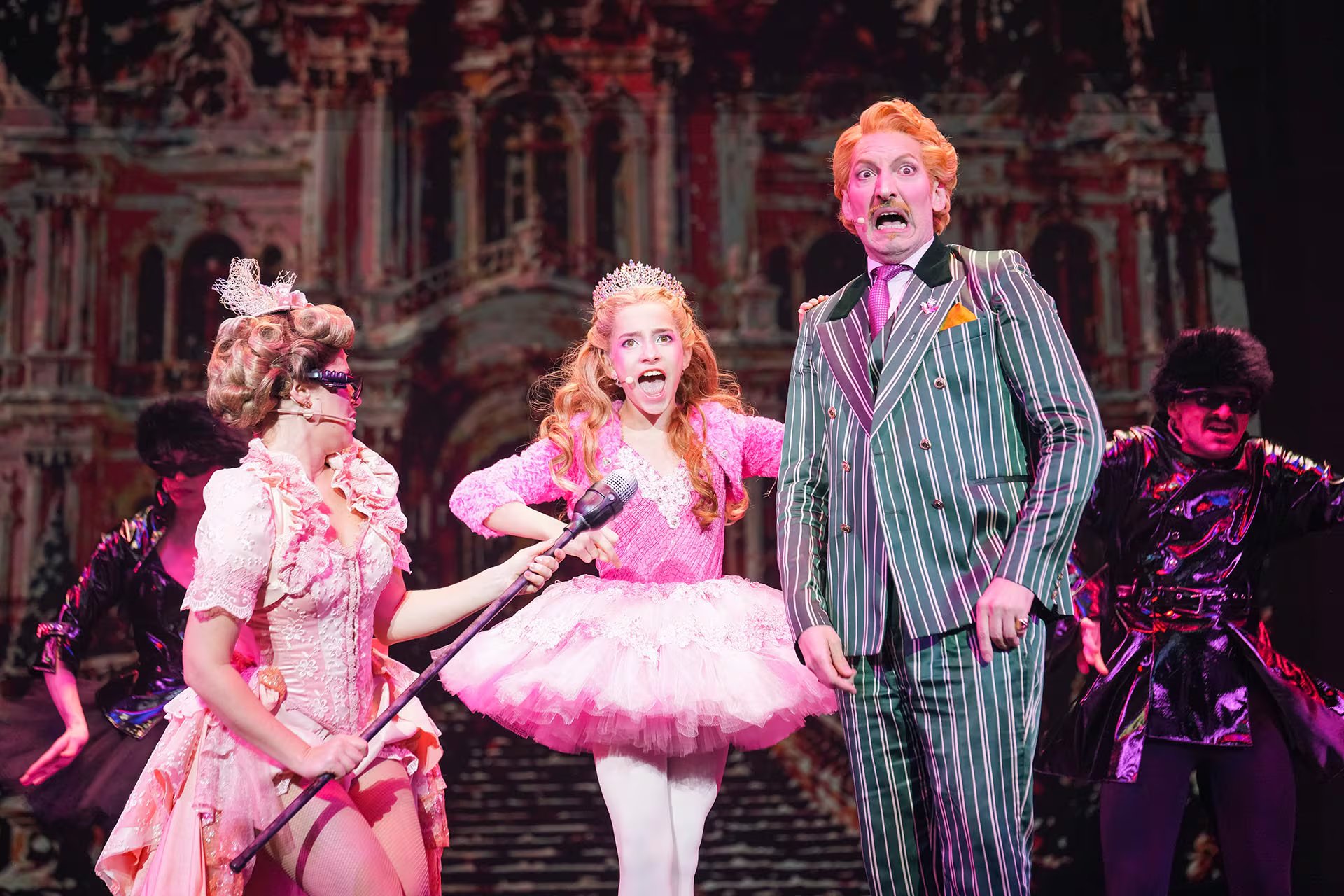 La producción de Charlie y la fábrica de chocolate en calle Corrientes reúne música de Marc Shaiman, libro de David Greig y una puesta visual de escala internacional