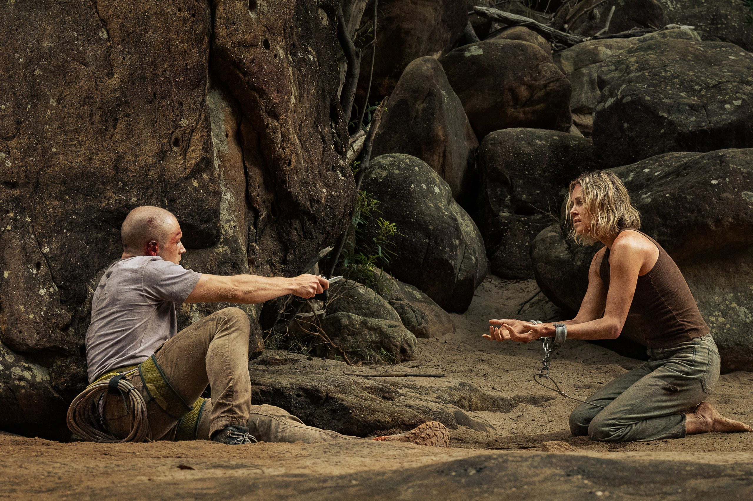 Charlize Theron interpretó en Apex a una escaladora en duelo y se preparó con la escaladora Beth Rodden para las escenas físicas (Kane Skennar/Netflix)