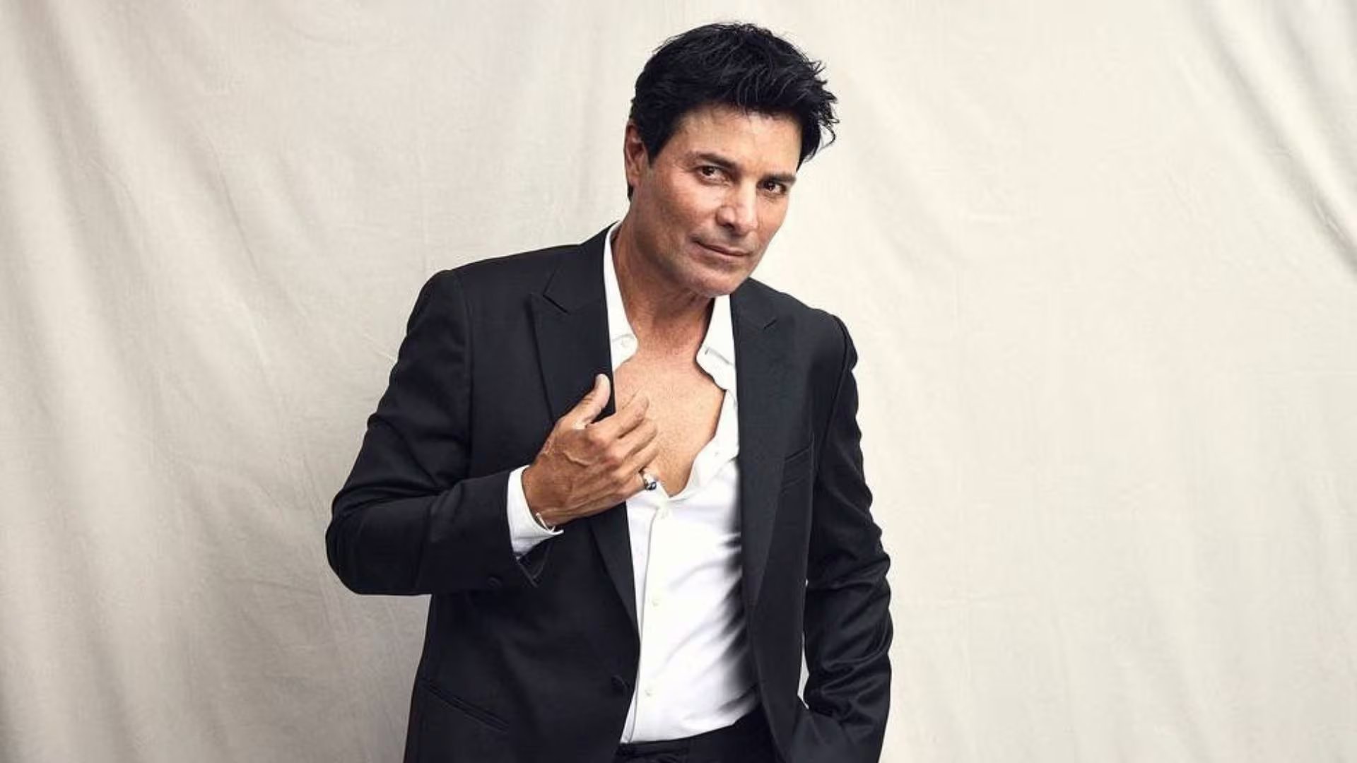 El cantante puertorriqueño Chayanne posa para una fotografía promocional de su gira 'Bailemos otra vez', que lo trae de regreso a Perú.