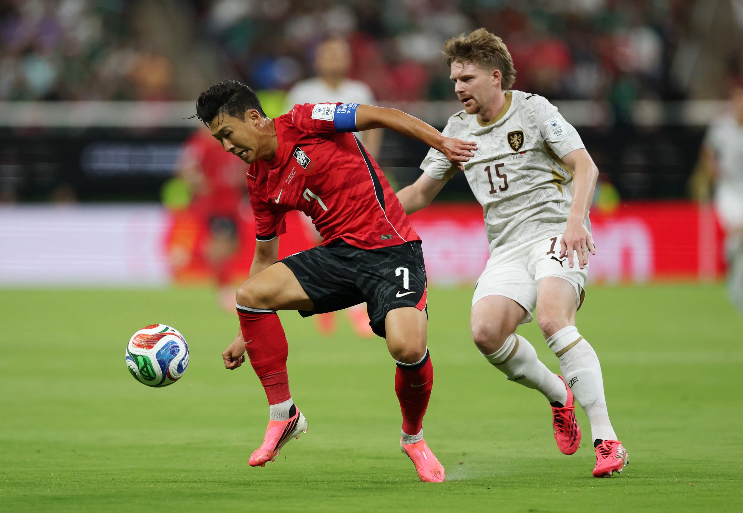 Fútbol - Copa Mundial de la FIFA 2026 - Grupo A - Corea del Sur vs República Checa - Estadio Guadalajara, Guadalajara, México - 11 de junio de 2026. Son Heung-min de Corea del Sur en acción con Pavel Sulc de República Checa. REUTERS/Paul Childs