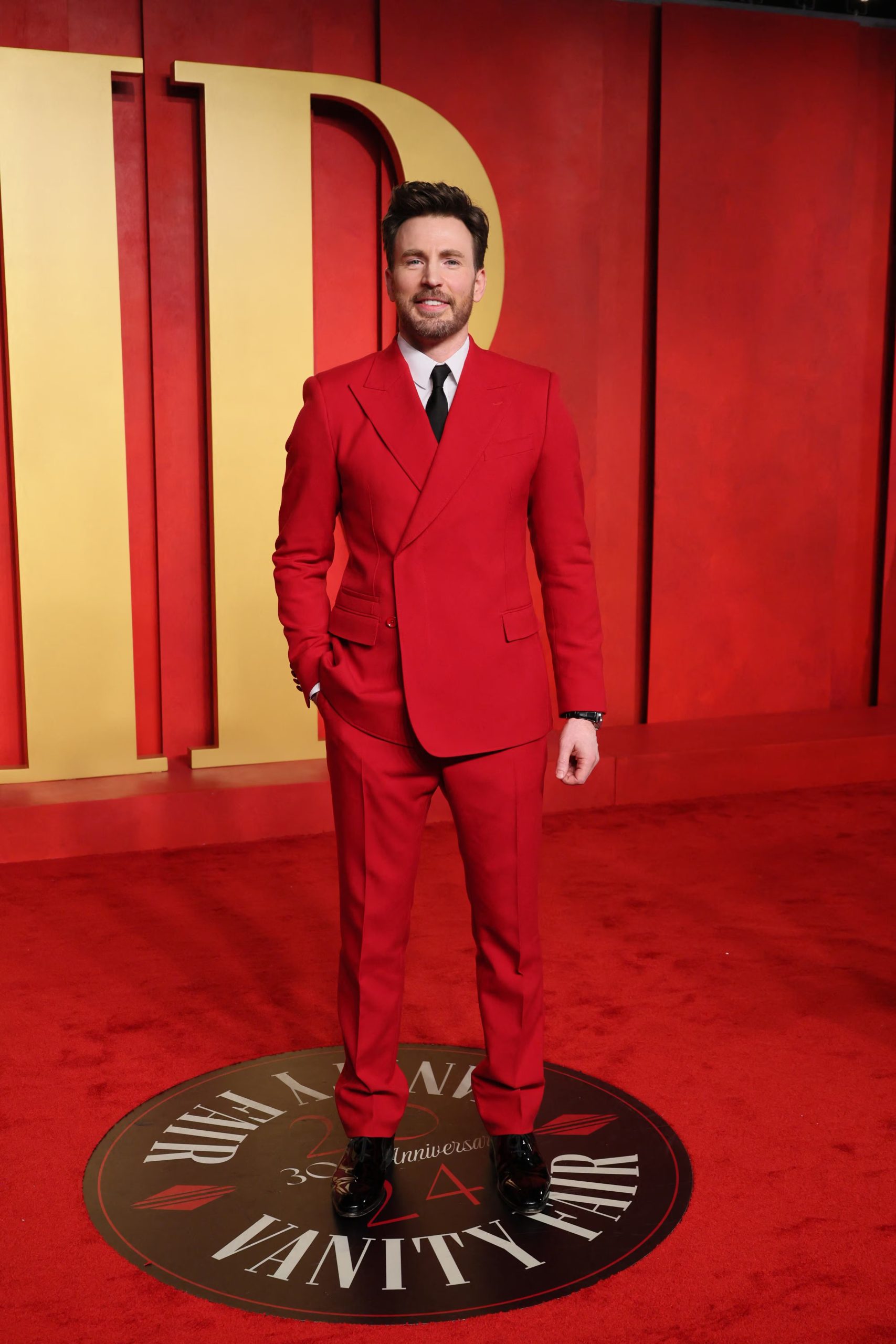El traje rojo se impone como recurso de impacto sin perder estructura formal (REUTERS/Danny Moloshok)