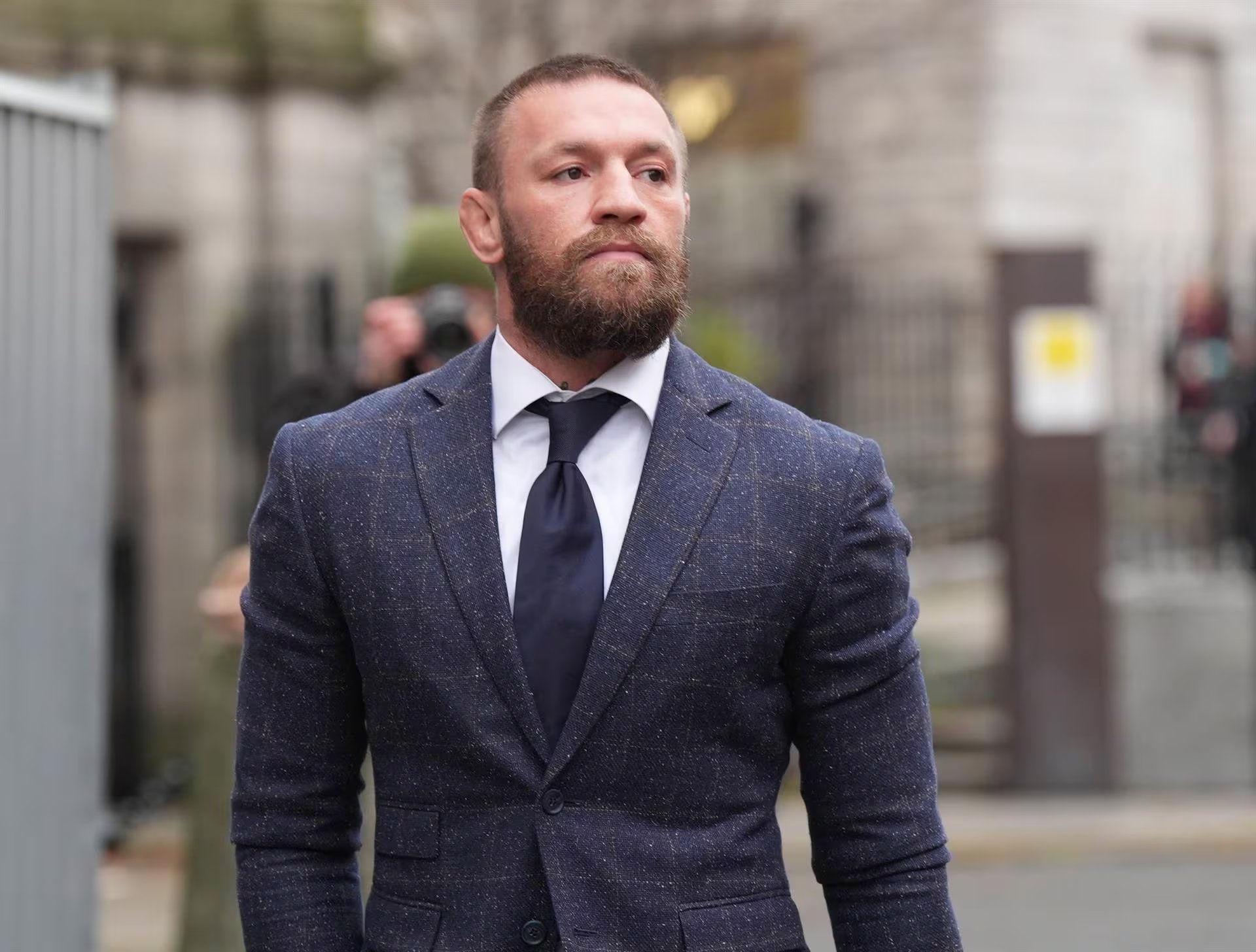 El tribunal ordenó a Conor McGregor pagar 248.000 euros a Nikita Hand, mientras una paramédica declaró que nunca había visto hematomas de esa intensidad (Europa Press)