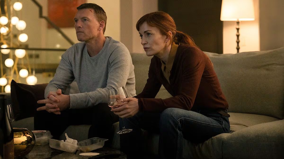 Britt Lower acompaña a Worthington en una investigación marcada por el peligro y las revelaciones. (Netflix)