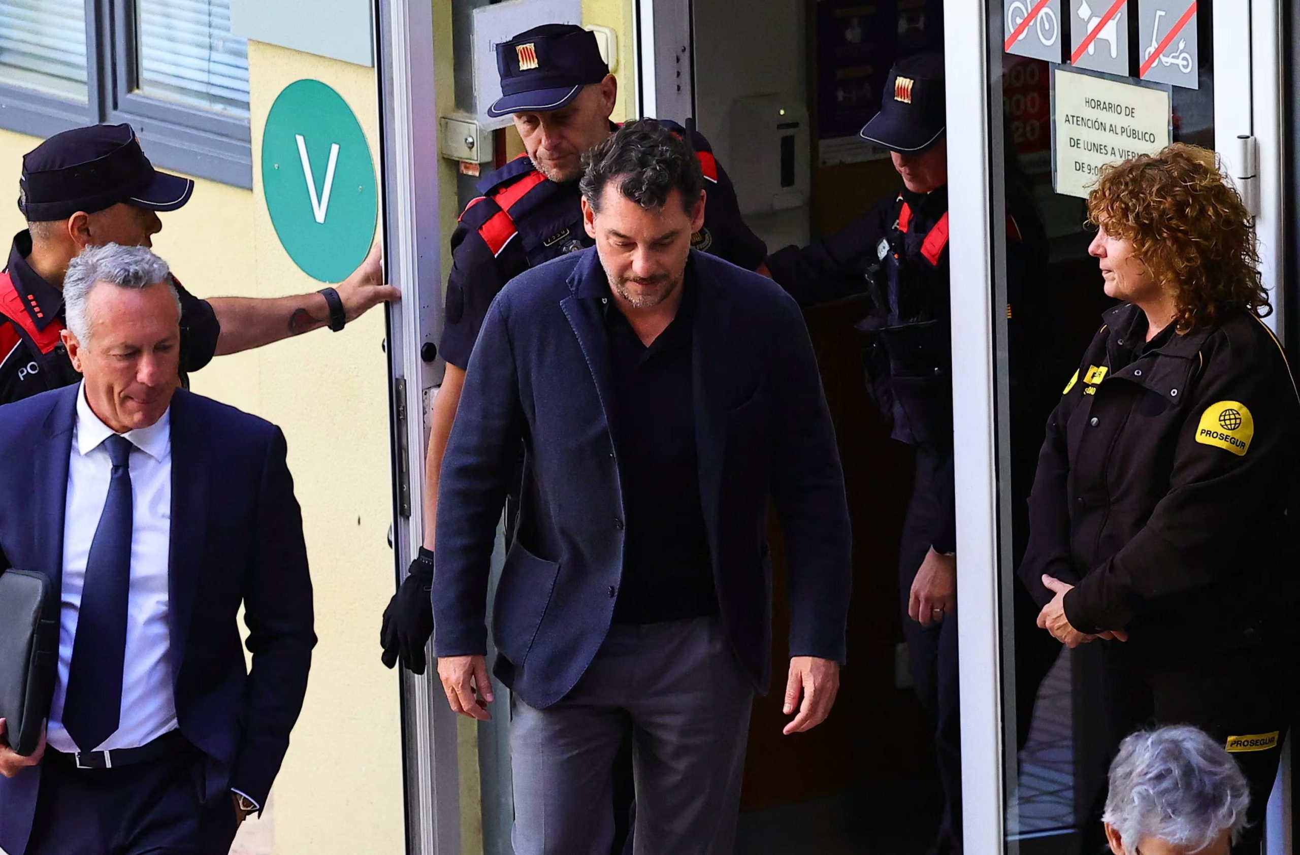 Jonathan Andic sale del juzgado tras pagar la fianza. REUTERS/stringer