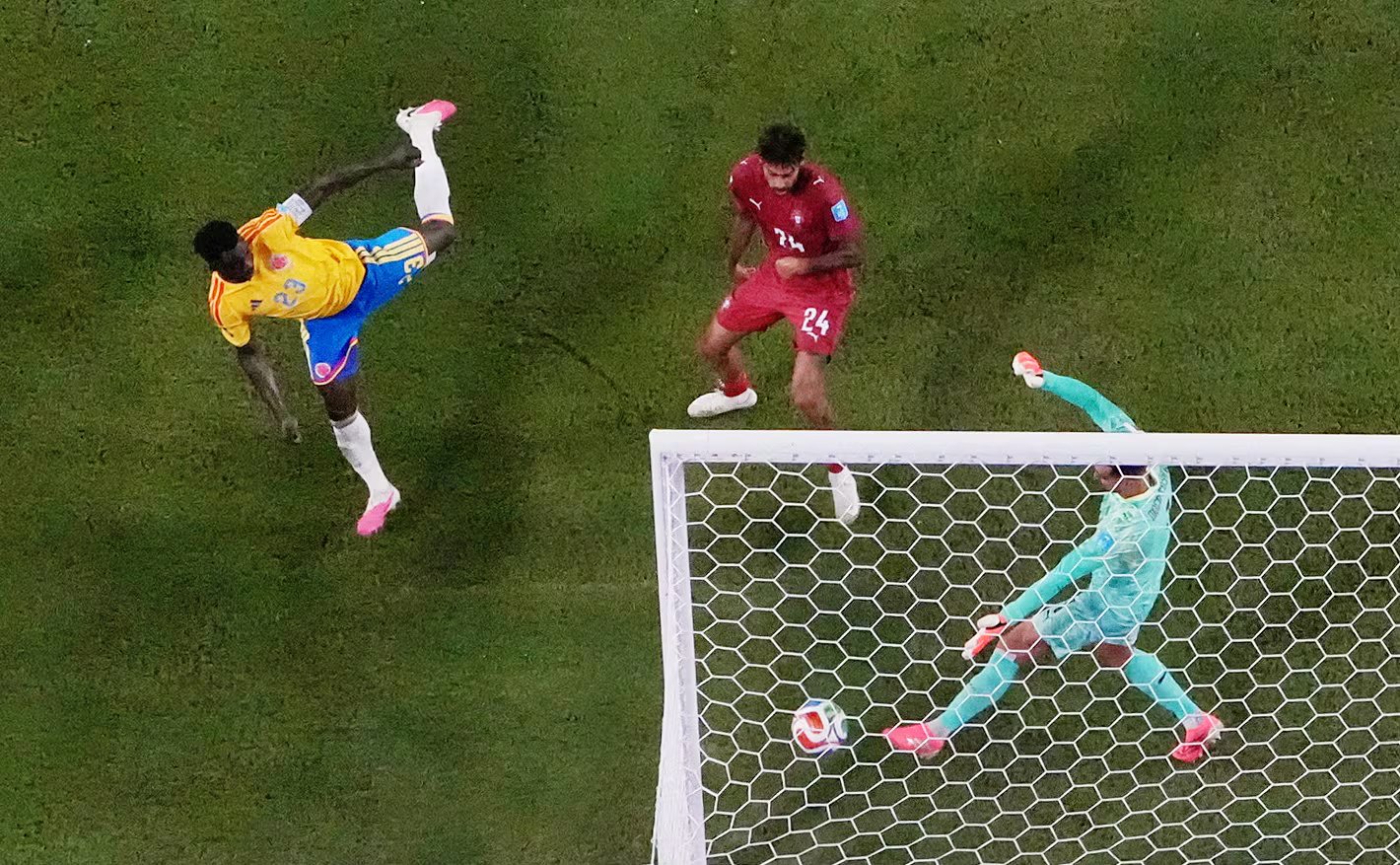El gol anulado a Dávinson Sánchez por fuera de lugar fue la gran polémica de la jornada - crédito Paul Childs/REUTERS