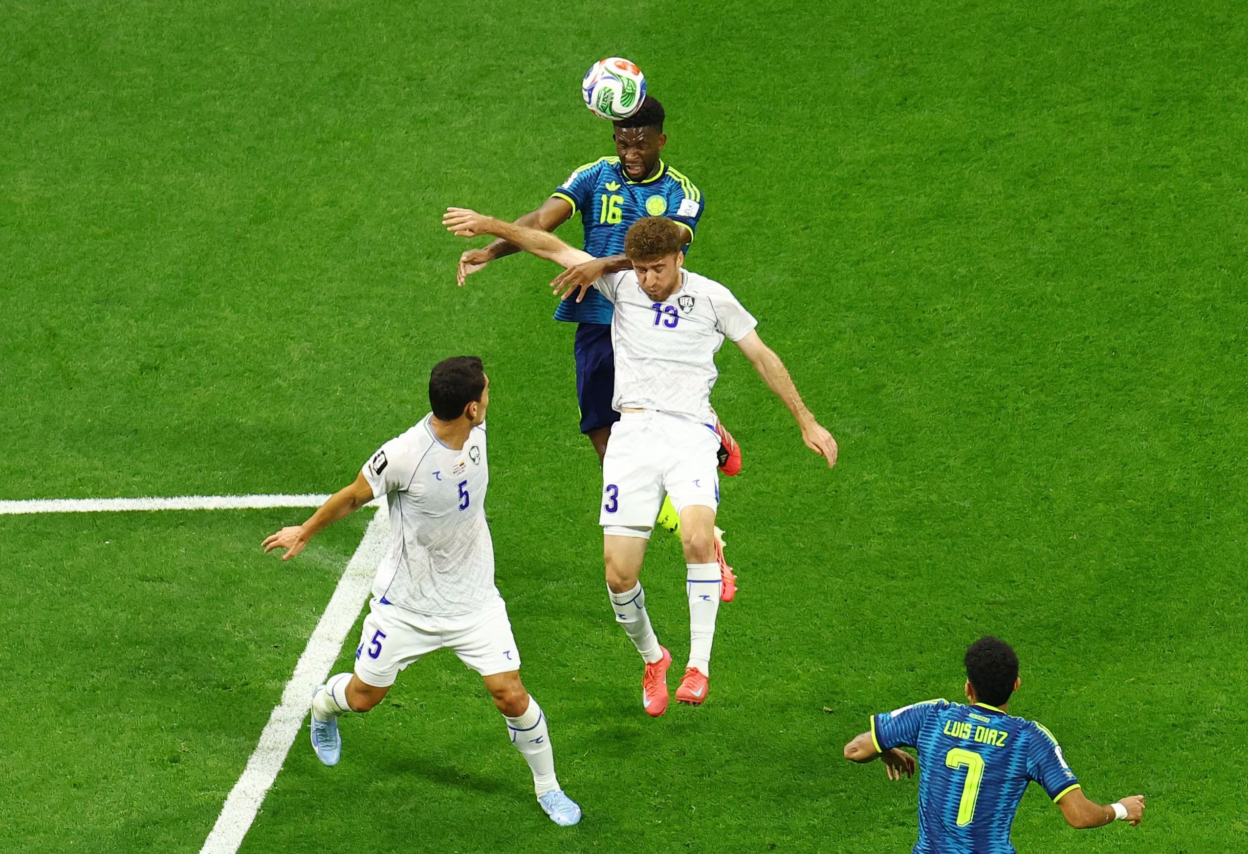 Jefferson Lerma junto Sherzod Nasrullaev y Rustam Ashurmatov-crédito Henry Romero/REUTERS