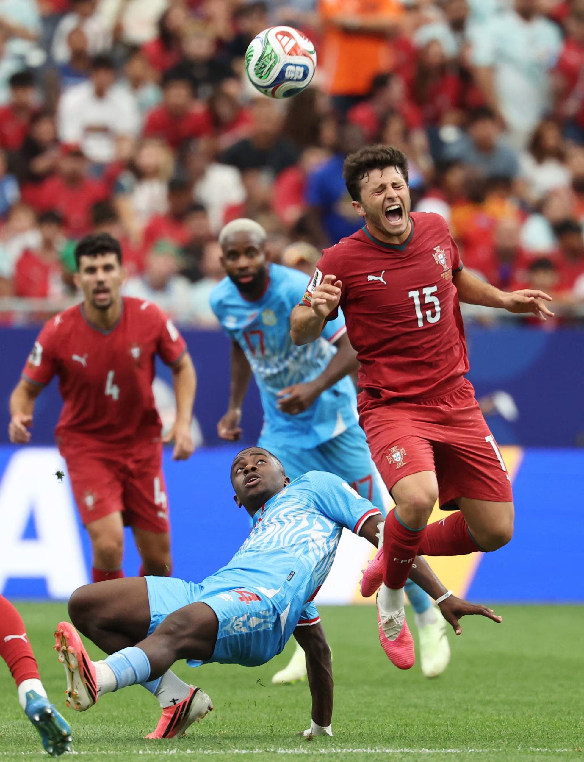 João Neves recibiendo una fuerte entrada por Noah Sadiki-crédito Troy Taormina/IMAGN IMAGES vía Reuters
