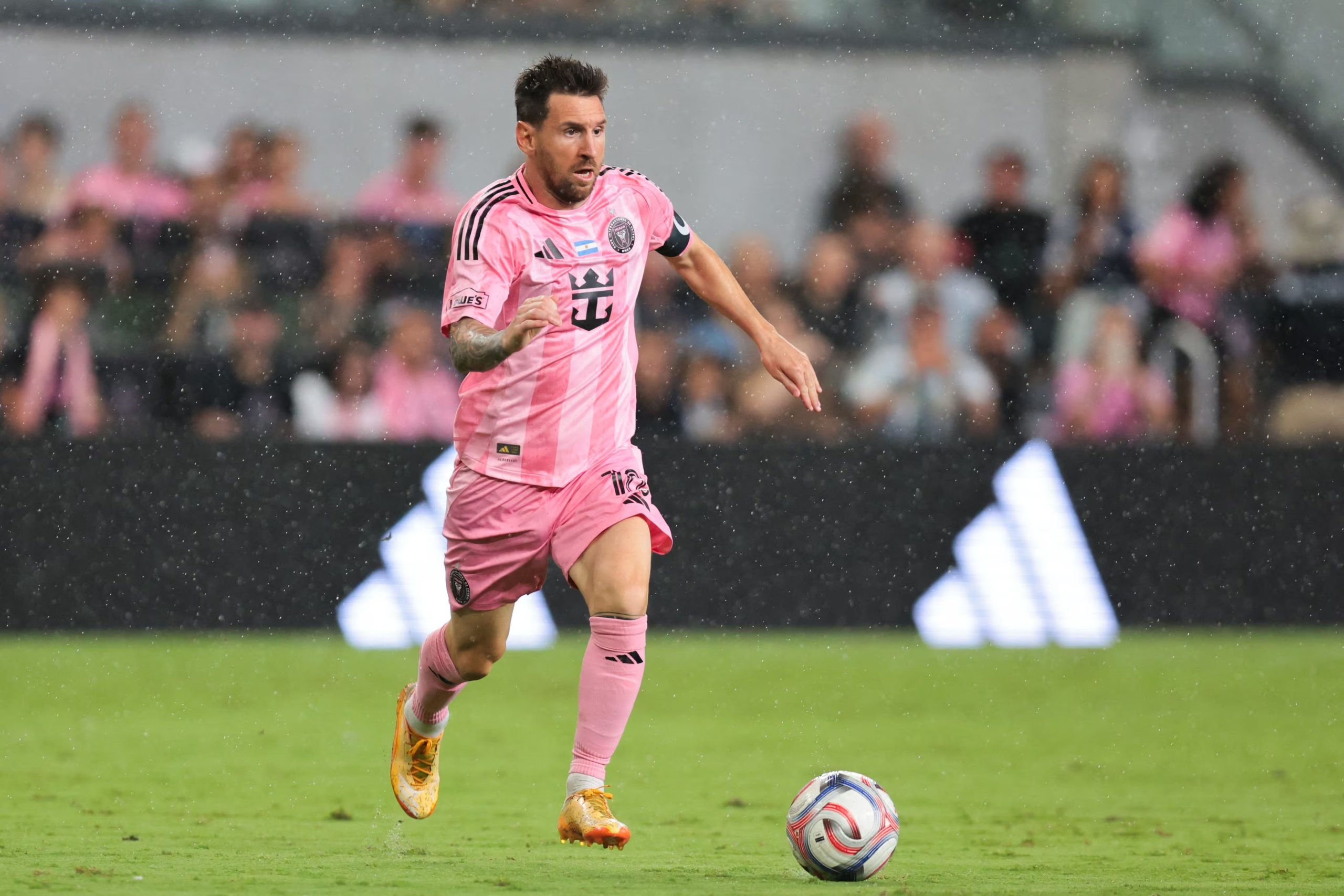 Inter Miami anunció que Lionel Messi firmó una extensión de contrato hasta el final de la temporada 2028, un paso que refuerza el proyecto del club y sus negocios (Reuters/Sam Navarro-Imagn Images)