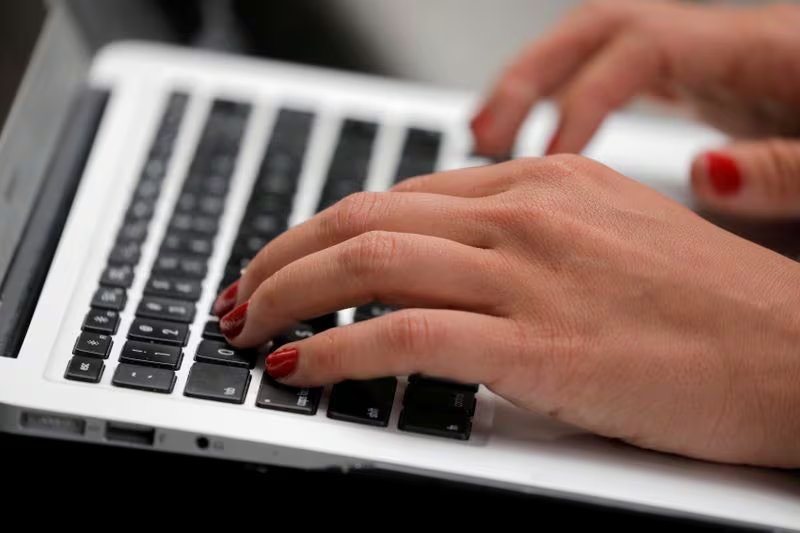 A diferencia de otros motores de búsqueda, Qwant asegura que no rastrea la actividad de los usuarios ni crea perfiles publicitarios basados en su navegación. REUTERS/Andrew Kelly