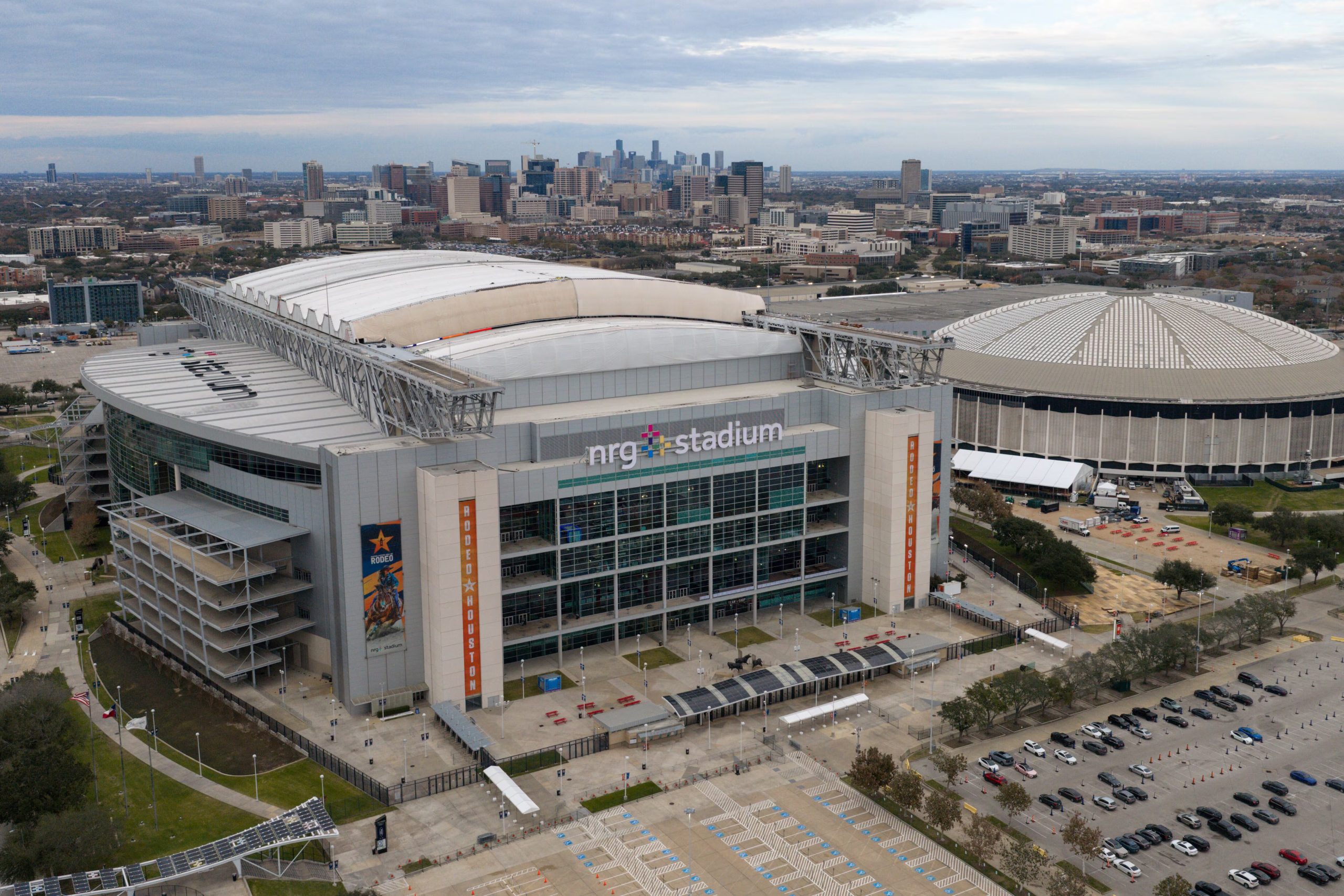 La sede de Houston del Mundial 2026 ofrecerá transporte en tren ligero Metro hacia el estadio, mientras que el estacionamiento en el NRG Stadium parte de USD 125 (AP Foto/Jon Shapley)