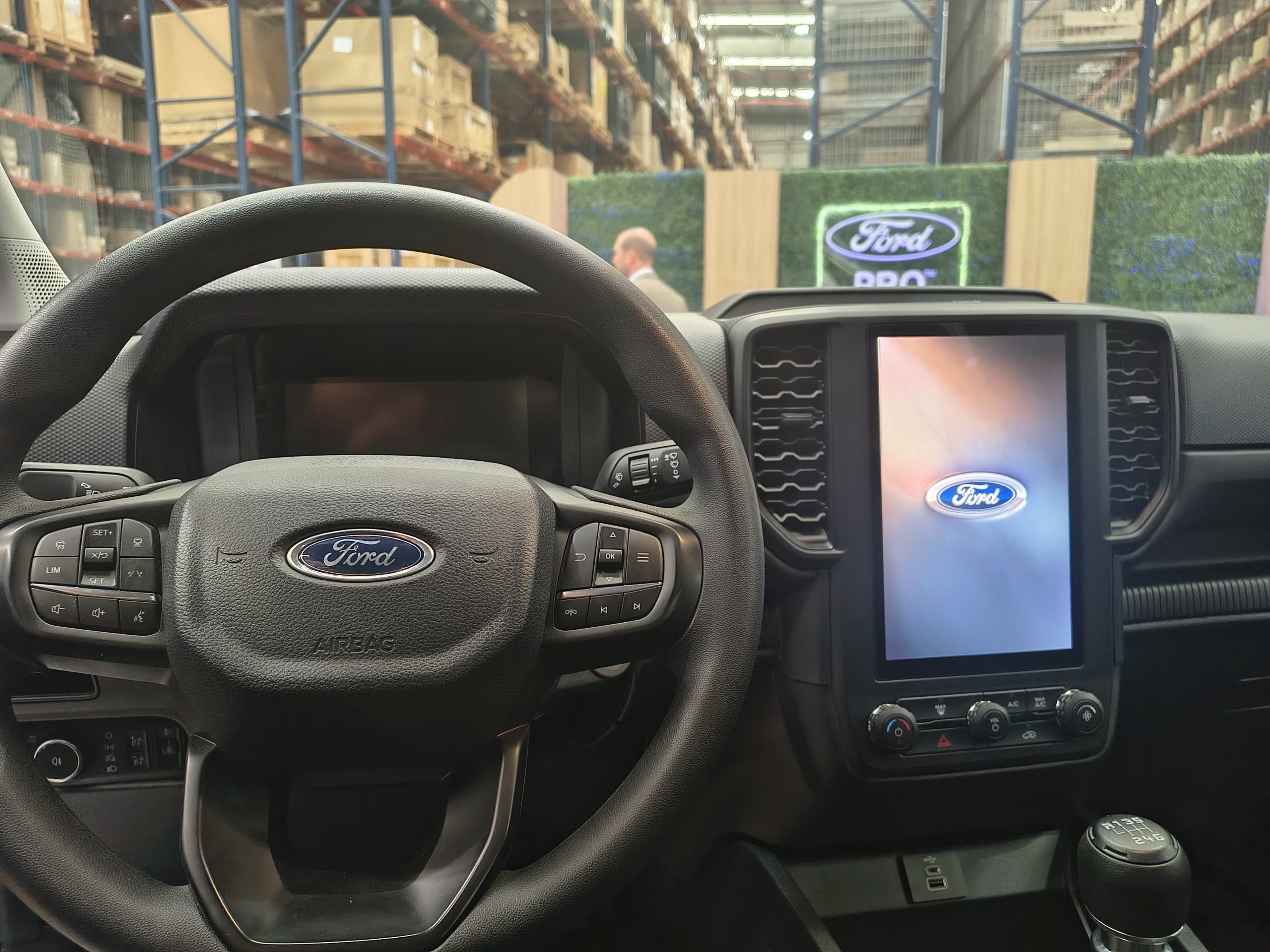 La conectividad en los vehículos Ford Pro usa una eSIM integrada de fábrica para transmitir datos en tiempo real sobre el estado y funcionamiento de cada unidad.
