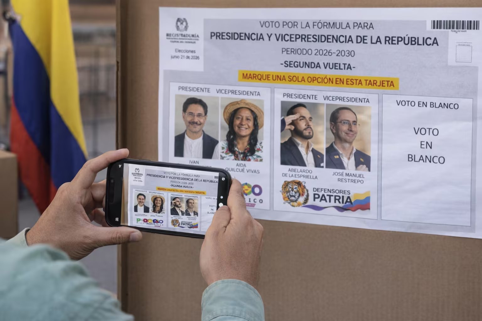 Un votante en Colombia fotografía el tarjetón de la segunda vuelta para la Presidencia y Vicepresidencia de la República para el periodo 2026-2030 en un puesto de votación. (Imagen Ilustrativa Infobae)