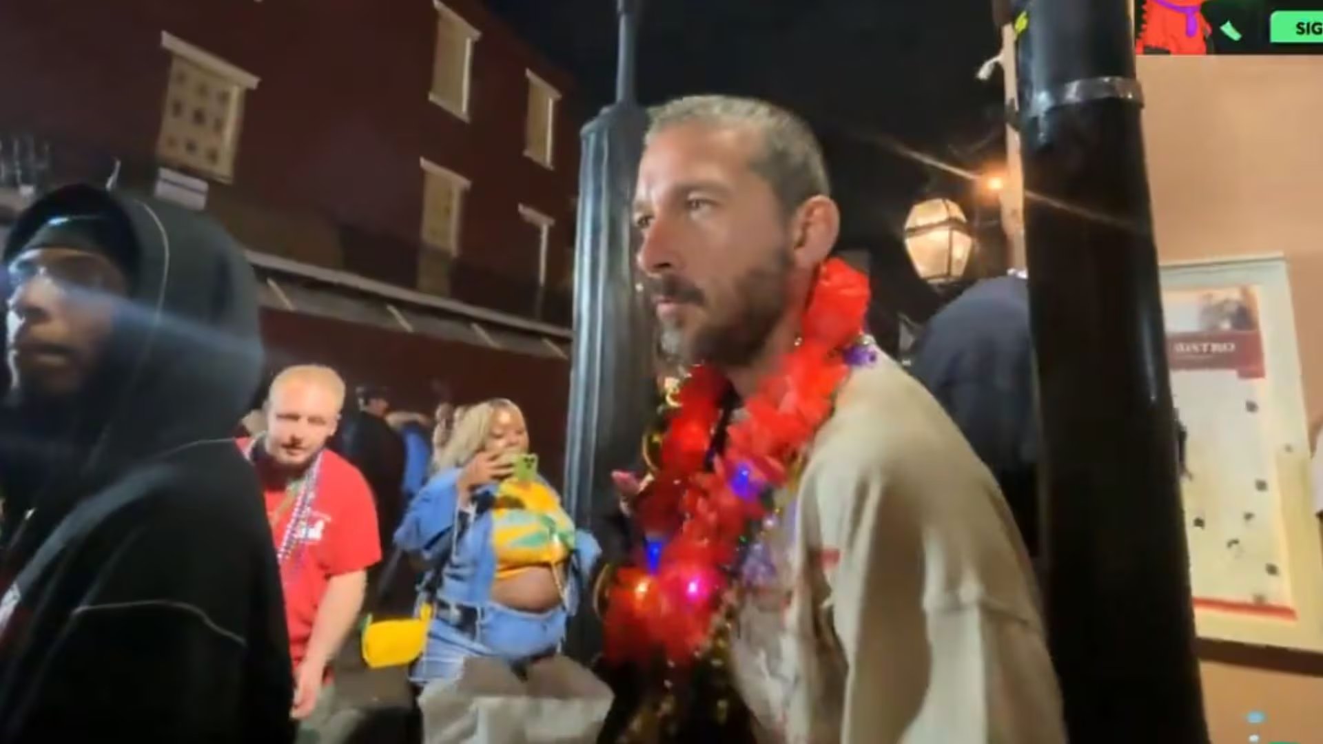 Las imágenes grabadas por testigos mostraron a LaBeouf protagonizando un altercado físico a las afueras de un establecimiento nocturno. (Captura de pantalla)