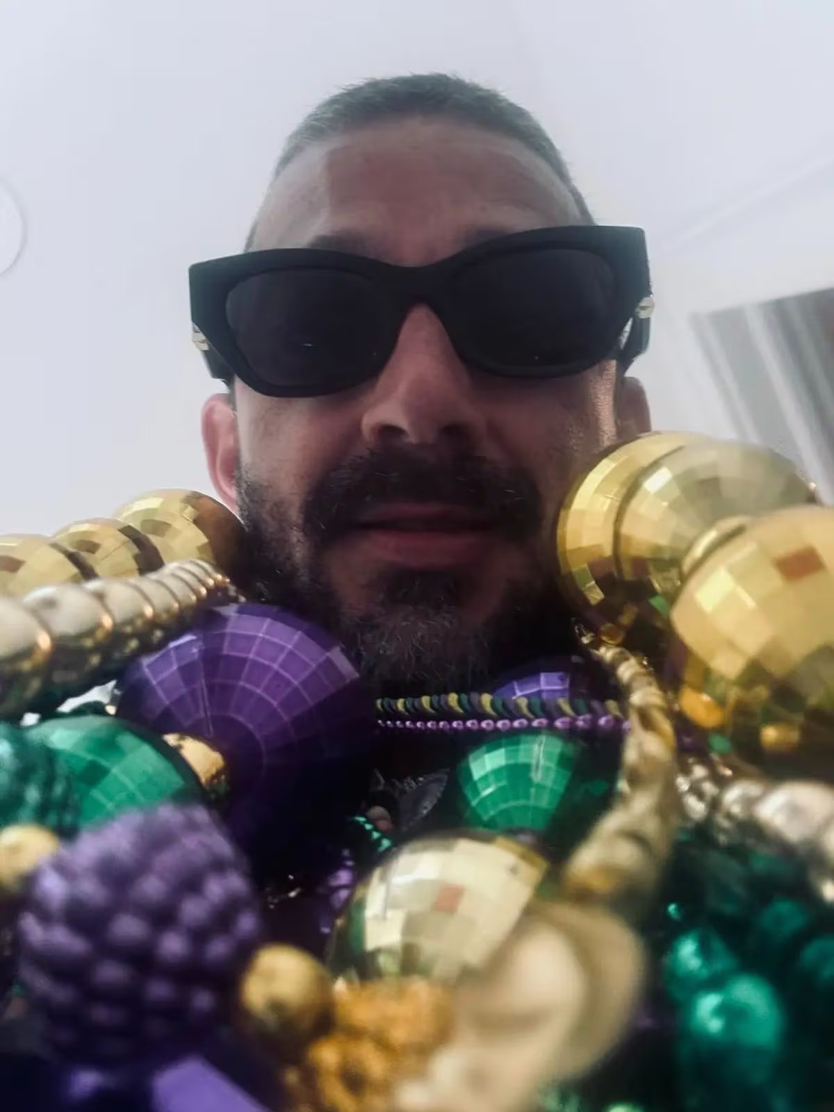 Luego de pasar brevemente bajo custodia, LaBeouf fue liberado y recibió la orden de someterse a tratamiento por abuso de sustancias. (X/@thecampaignbook)