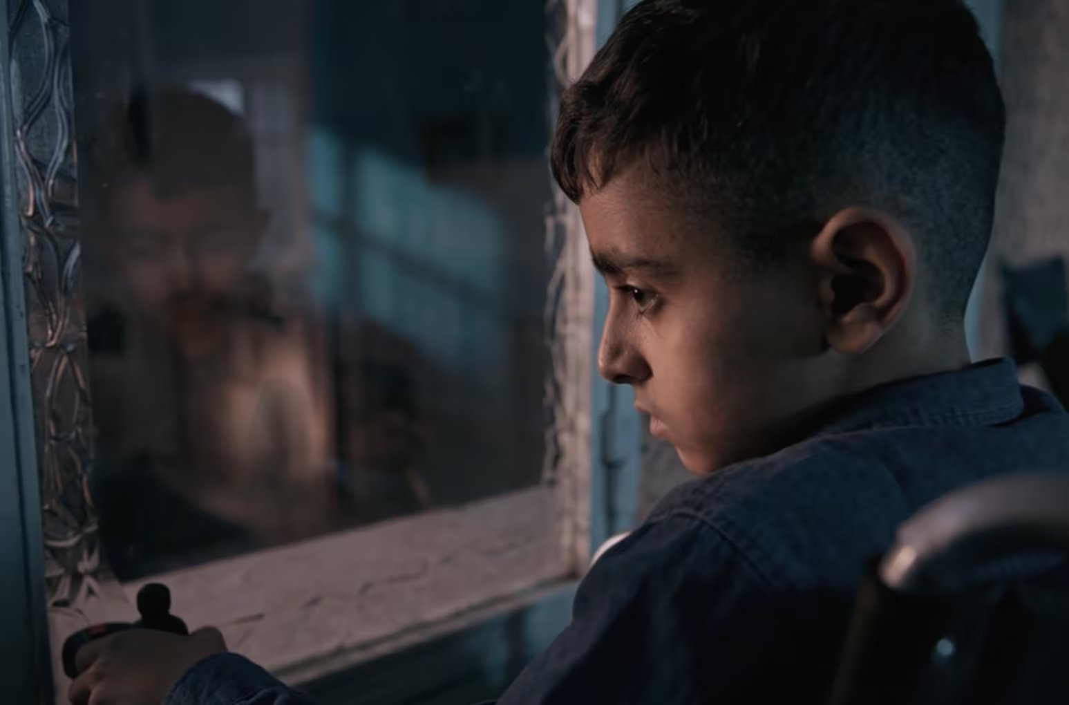 Los hermanos Ash Koosha y Pooya Koosha produjeron y dirigieron el film con imágenes y personajes generados por IA a partir de reportajes, fotografías y testimonios de testigos (Captura de video: Fountain 0 Studios).