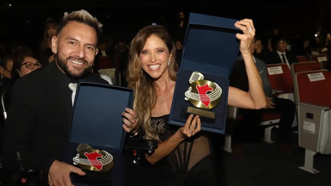 Jesús 'El Viejo' Rodríguez emociona al público al recibir el Premio a la Destacada Trayectoria Artística pese a su delicado estado de salud. En la imagen, junto a Anna Carina Copello. (Asociación Peruana de Autores y Compositores)