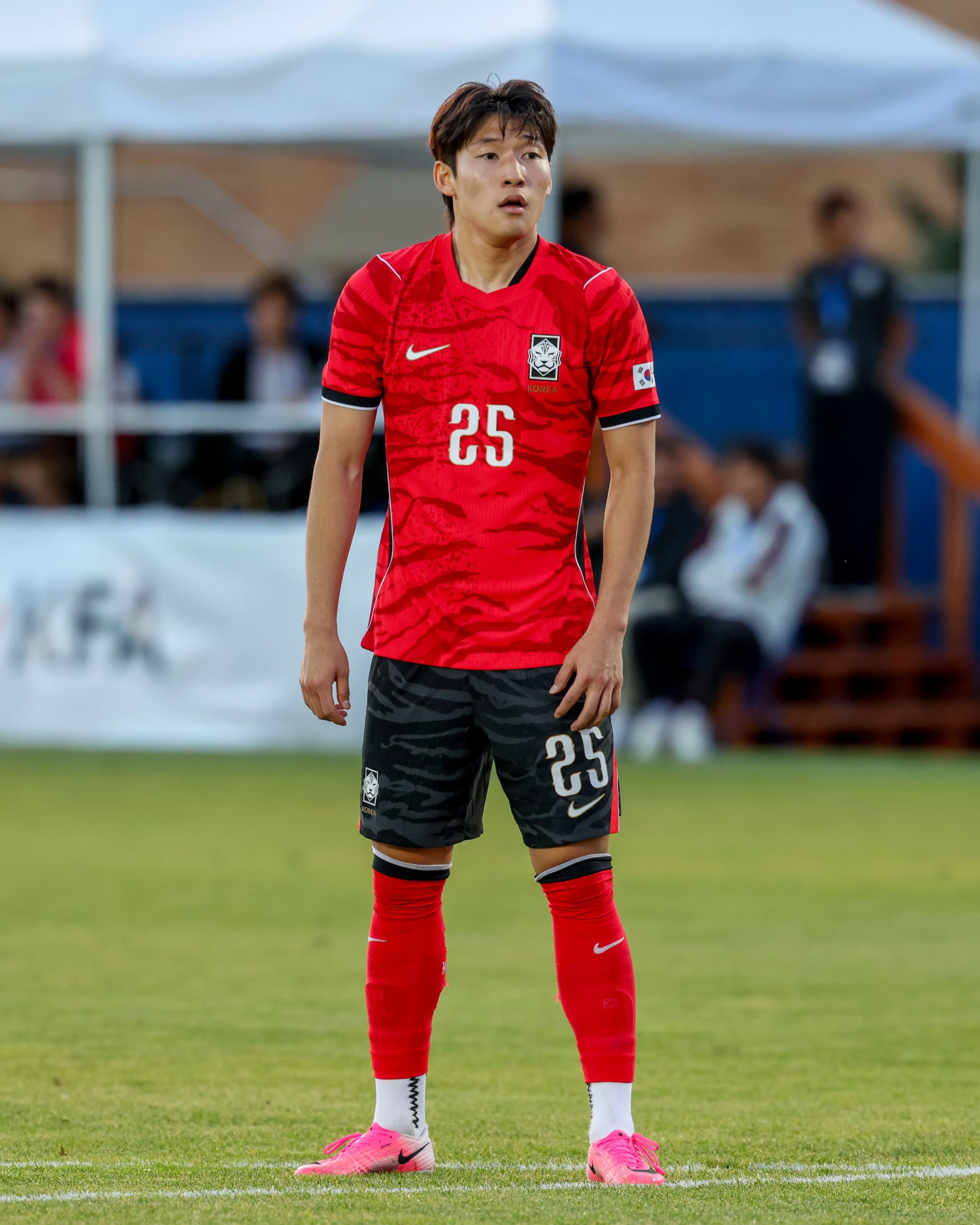 30 de mayo de 2026; Provo, Utah, EE.UU.; El centrocampista de la República de Corea Bae Jun-Ho (25) observa el juego contra Trinidad y Tobago durante la segunda mitad en el BYU South Field. (Rob Gray-Imagn Images)