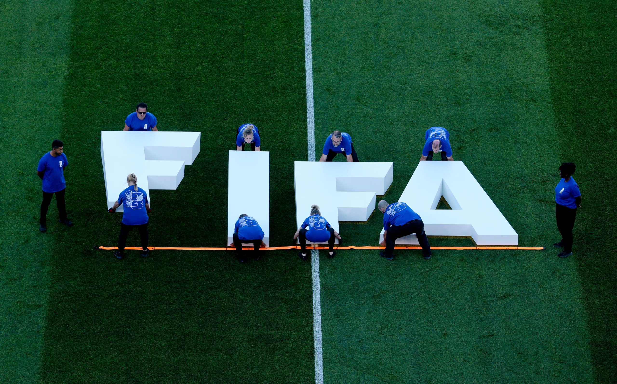 Siglas de la FIFA aparecen en la cancha previo al duelo de Noruega e Irak. REUTERS/Brian Snyder