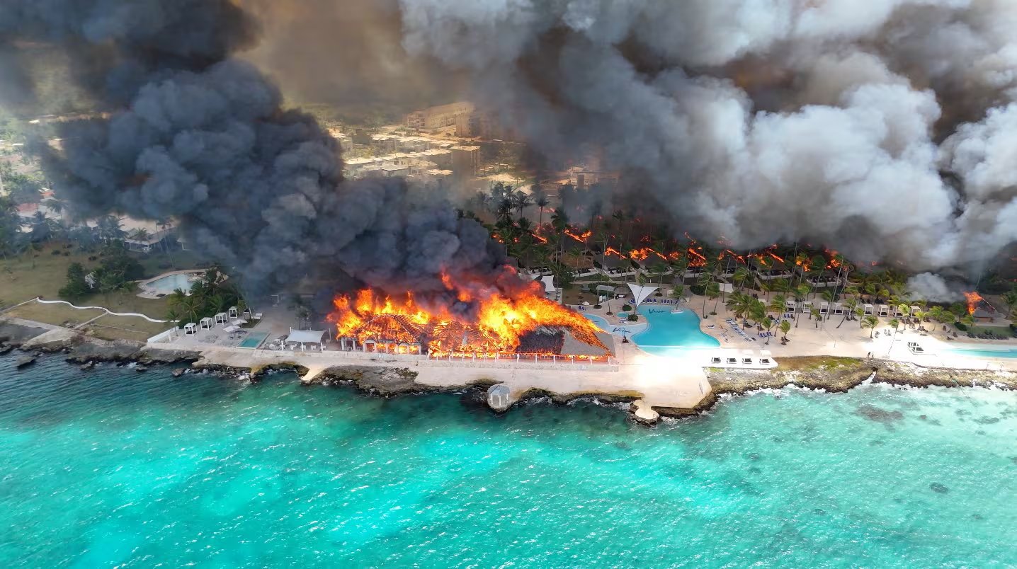 El fuego afecta el hall de acceso, comercios y comedores del complejo Viva Dominicus (Gojko Culibrk/via REUTERS)