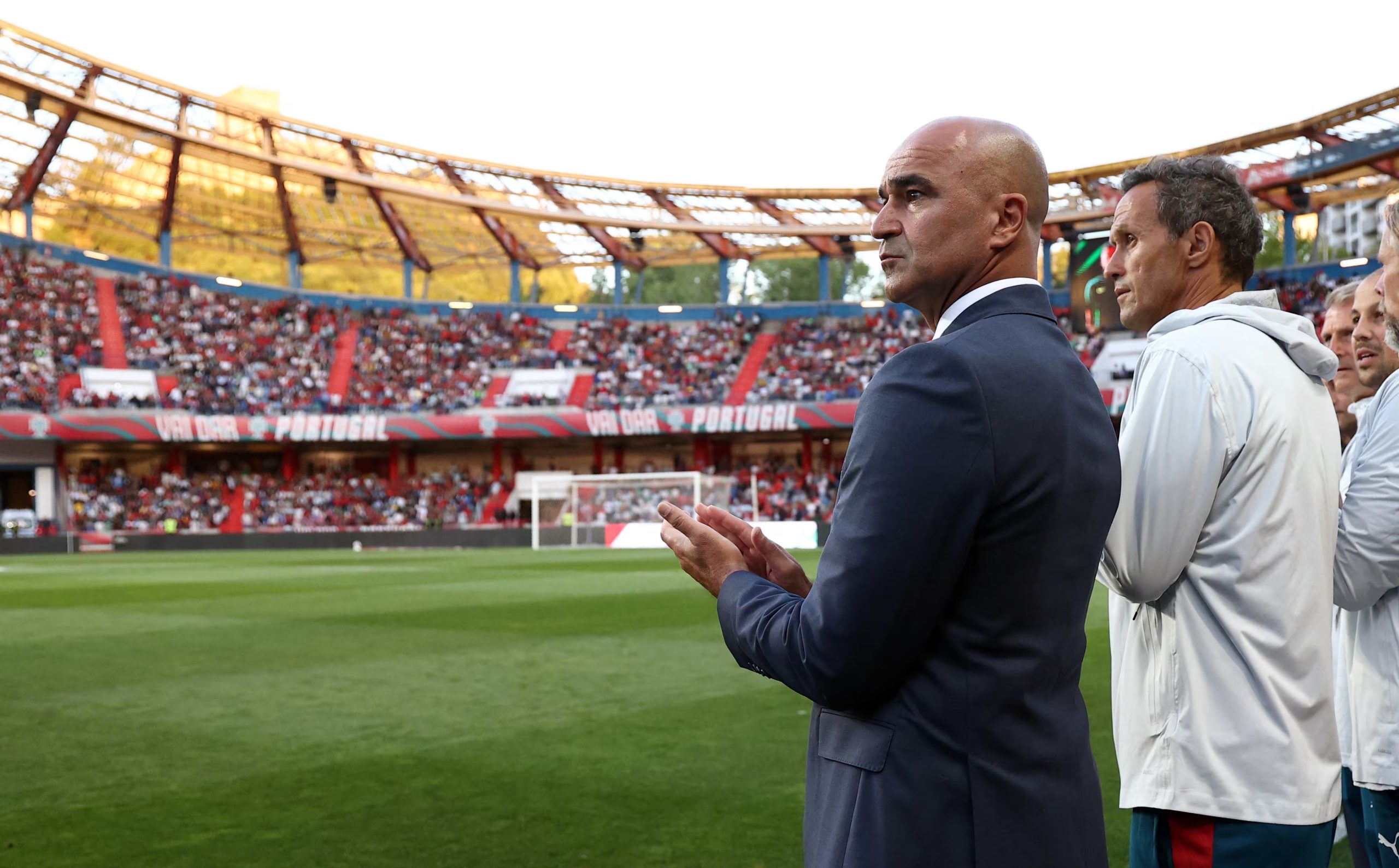 El español Roberto Martínez junto a su asistente técnico Ricardo Carvalho-crédito Rodrigo Antunes/REUTERS