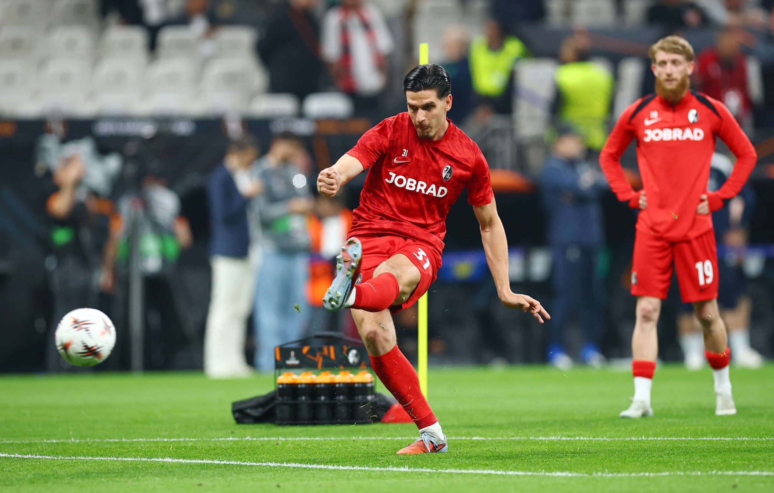 Igor Matanovic afirmó sentir de primera mano el poder del fútbol inglés durante su participación en la Europa League con el Friburgo, donde cayeron por 3-0 con Aston Villa - crédito Manon Cruz/REUTERS