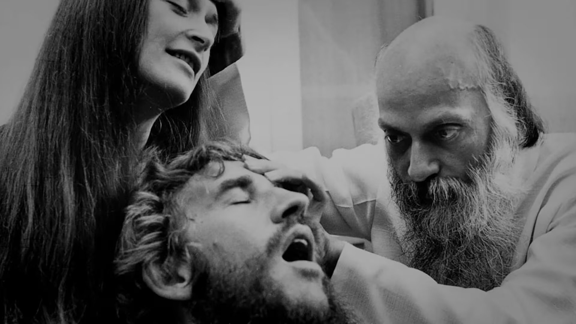 Osho interactuando con sus seguidores