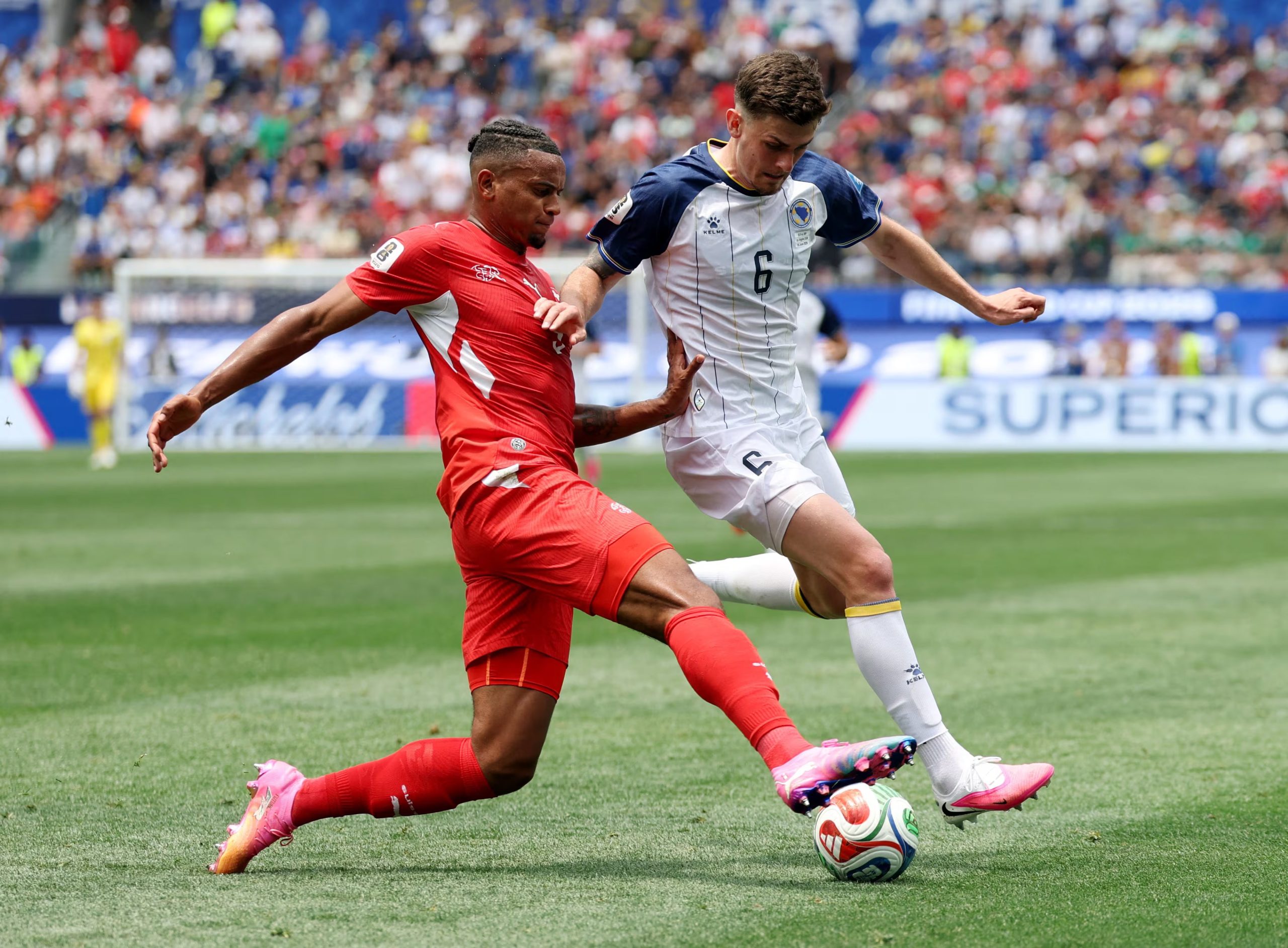 Akanji disputa un balón ante Bosnia (IMAGN IMAGES via Reuters/Kiyoshi Mio)