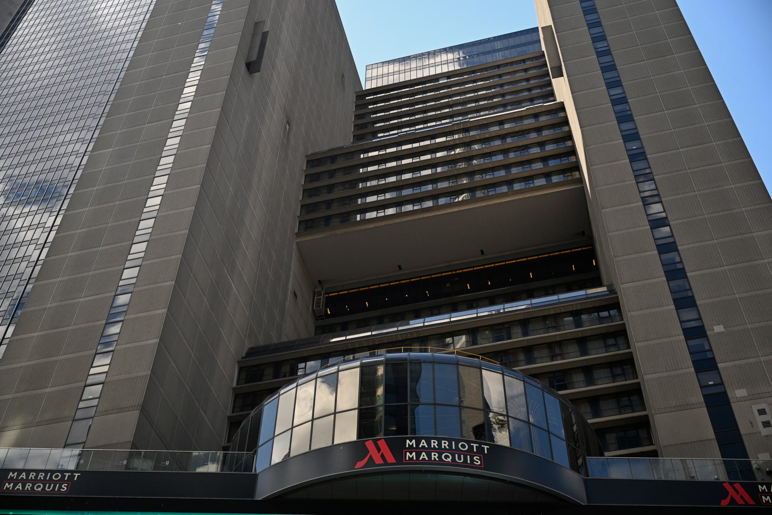 El hotel Marriott Marquis. Varios integrantes de los Kansas City Chiefs habrían reservado alojamiento en Manhattan para fechas cercanas al presunto enlace.(REUTERS/Vincent Alban)