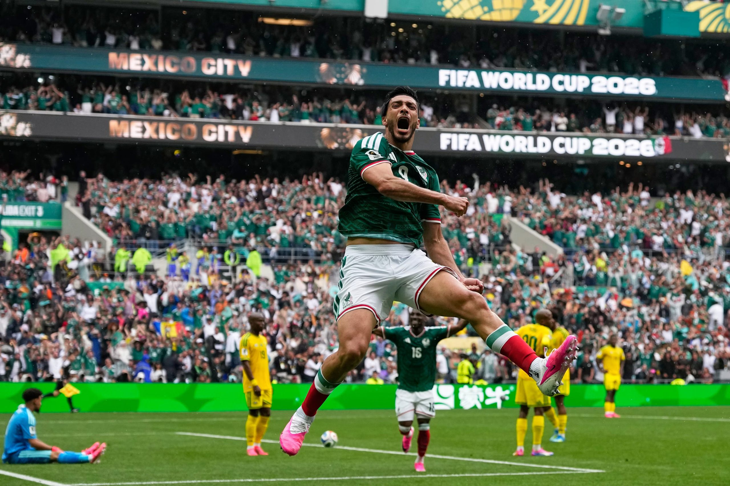 El mexicano Raúl Jiménez celebra tras marcar el segundo gol de su equipo durante el partido de la Copa del Mundo de fútbol entre México y Sudáfrica, el jueves 11 de junio de 2026, en Ciudad de México. (AP Foto/Natacha Pisarenko)