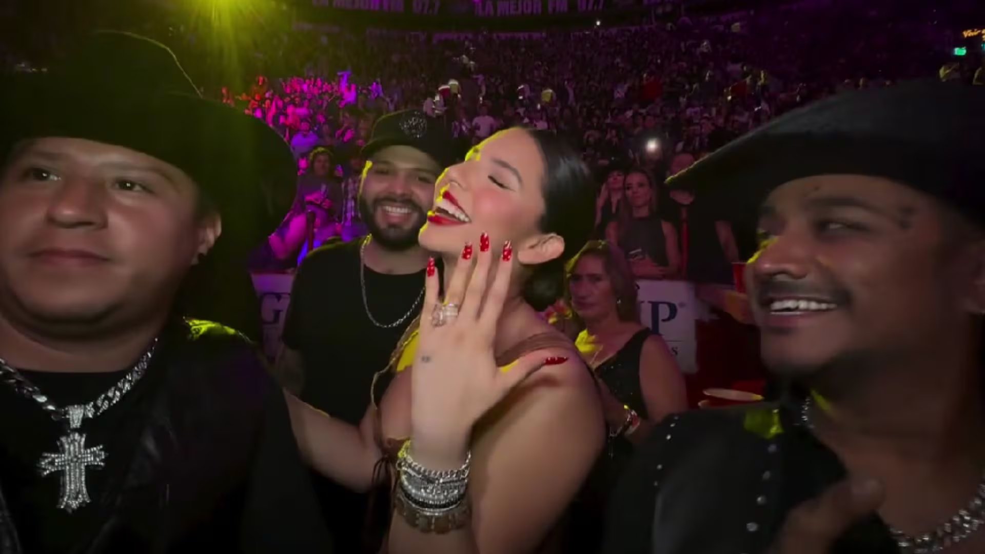 La conductora analizó el anillo de oro rosa con diamantes que Christian Nodal habría regalado a la cantante en su segundo aniversario de boda, una pieza que en el mercado de alta gama ha llegado a cotizarse en decenas de millones de dólares. (@lamexicomonumental)