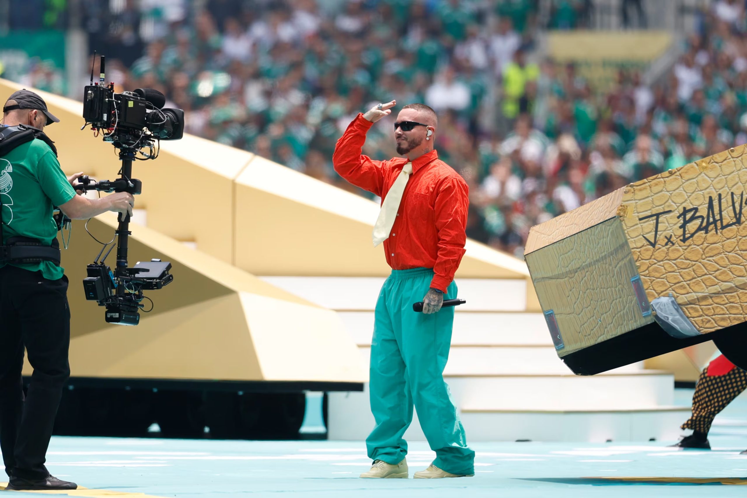 El cantante colombiano J Balvin fue captado este 11 de junio, durante la inauguración del Mundial de fútbol 2026, en el estadio Ciudad de México (México). EFE/Sashenka Gutierrez

