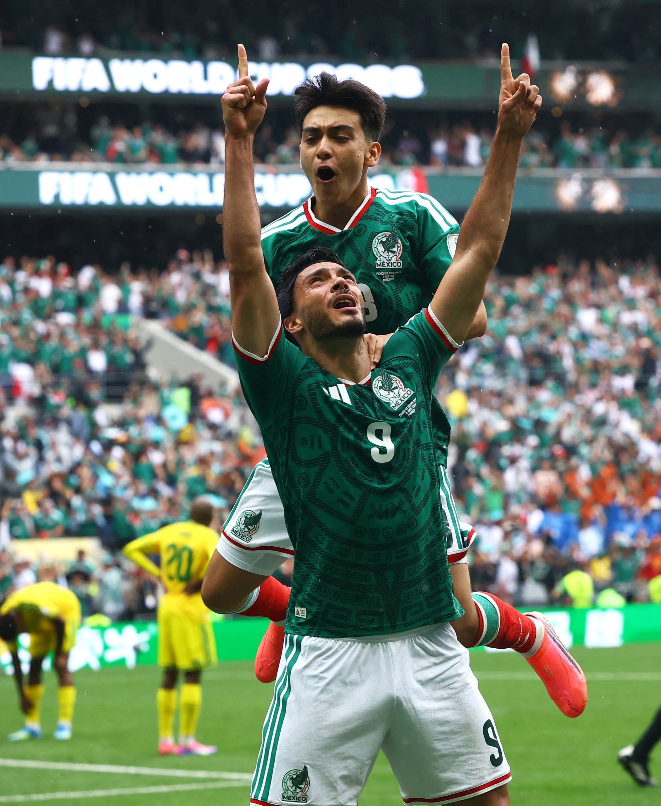 Jiménez metió el segundo gol de México en el debut mundialista. (REUTERS/Pawel Kopczynski TPX IMÁGENES DEL DÍA)