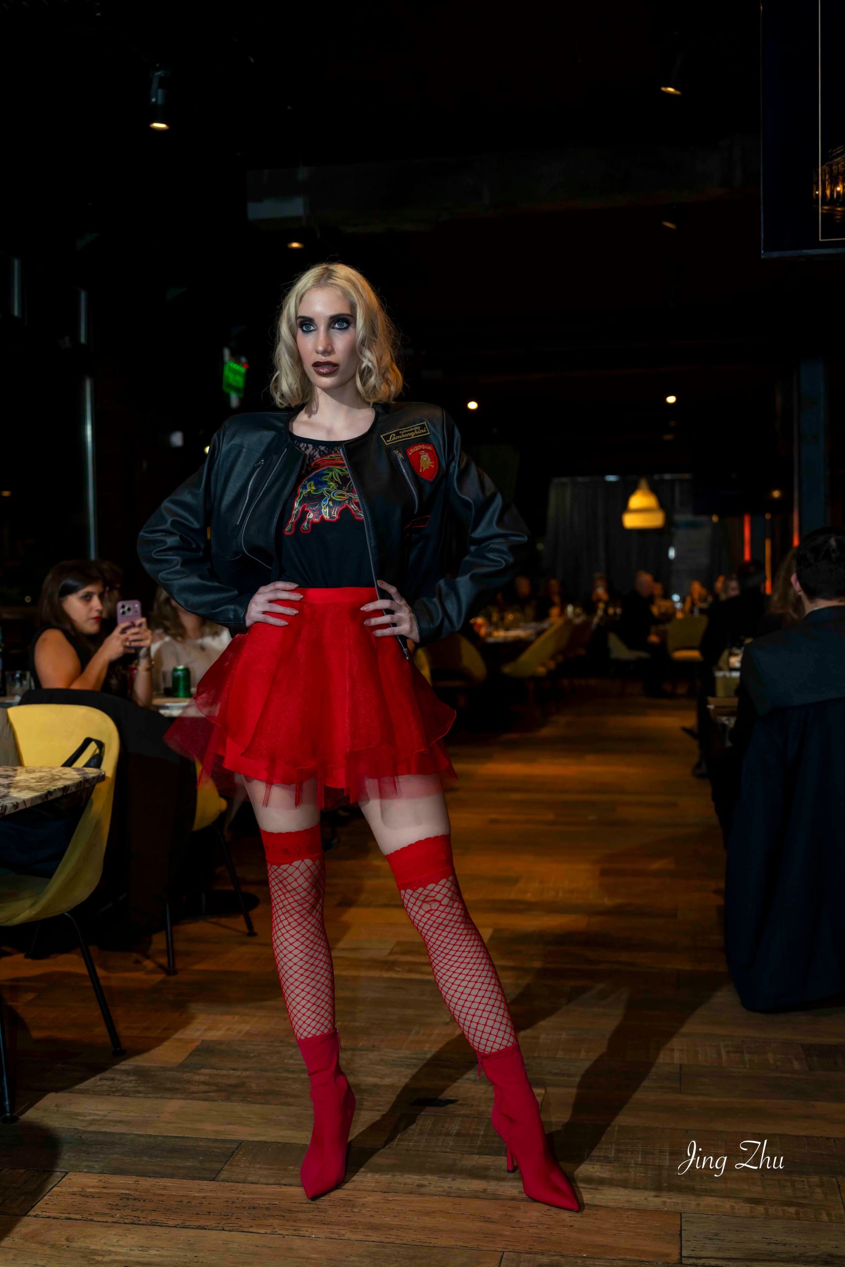El negro dominó la colección y se encendió con acentos rojos y bordados multicolores