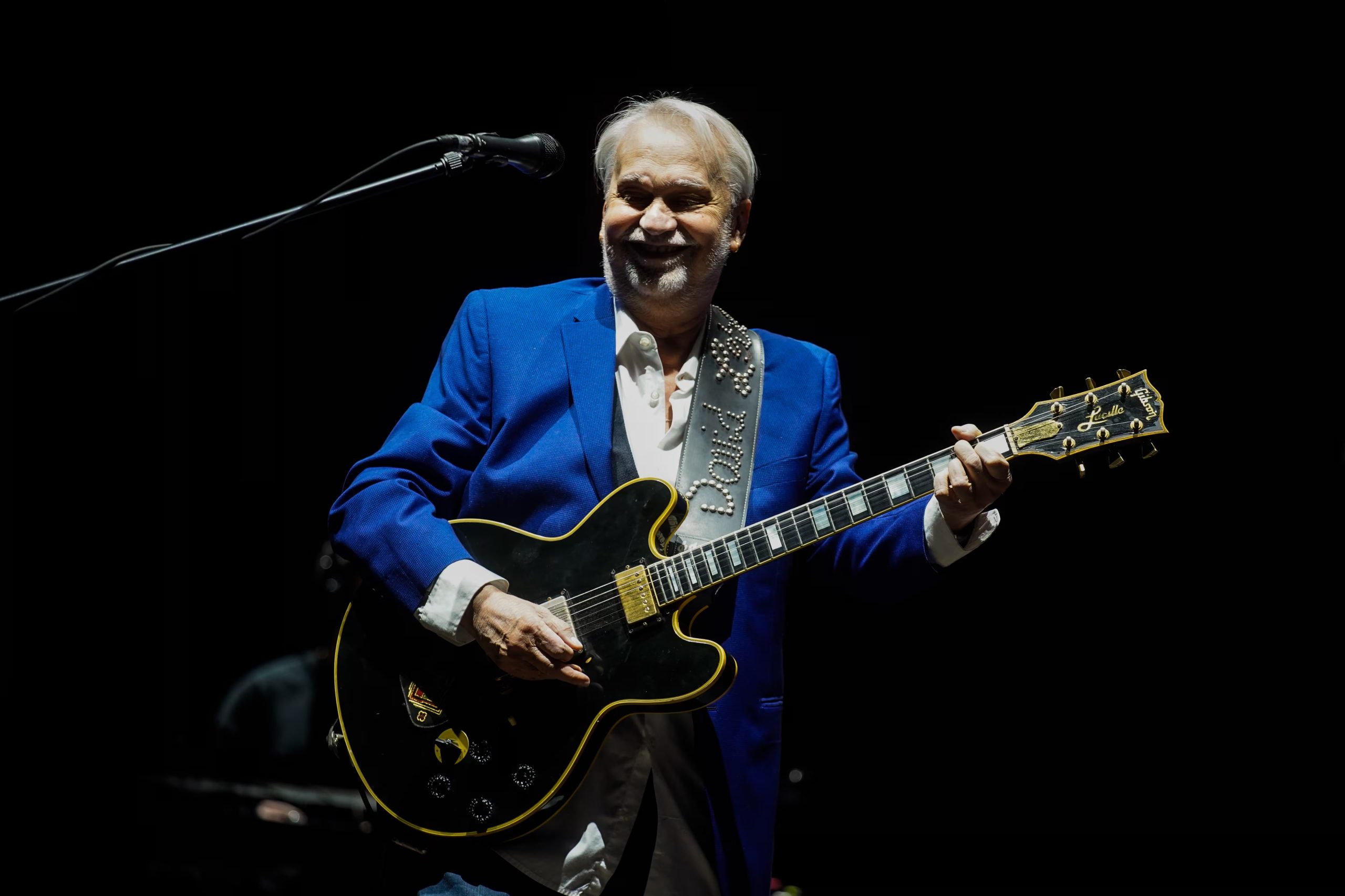 El carisma de David Lebón y su icónica guitarra, marca registrada de Serú Girán desde 1978