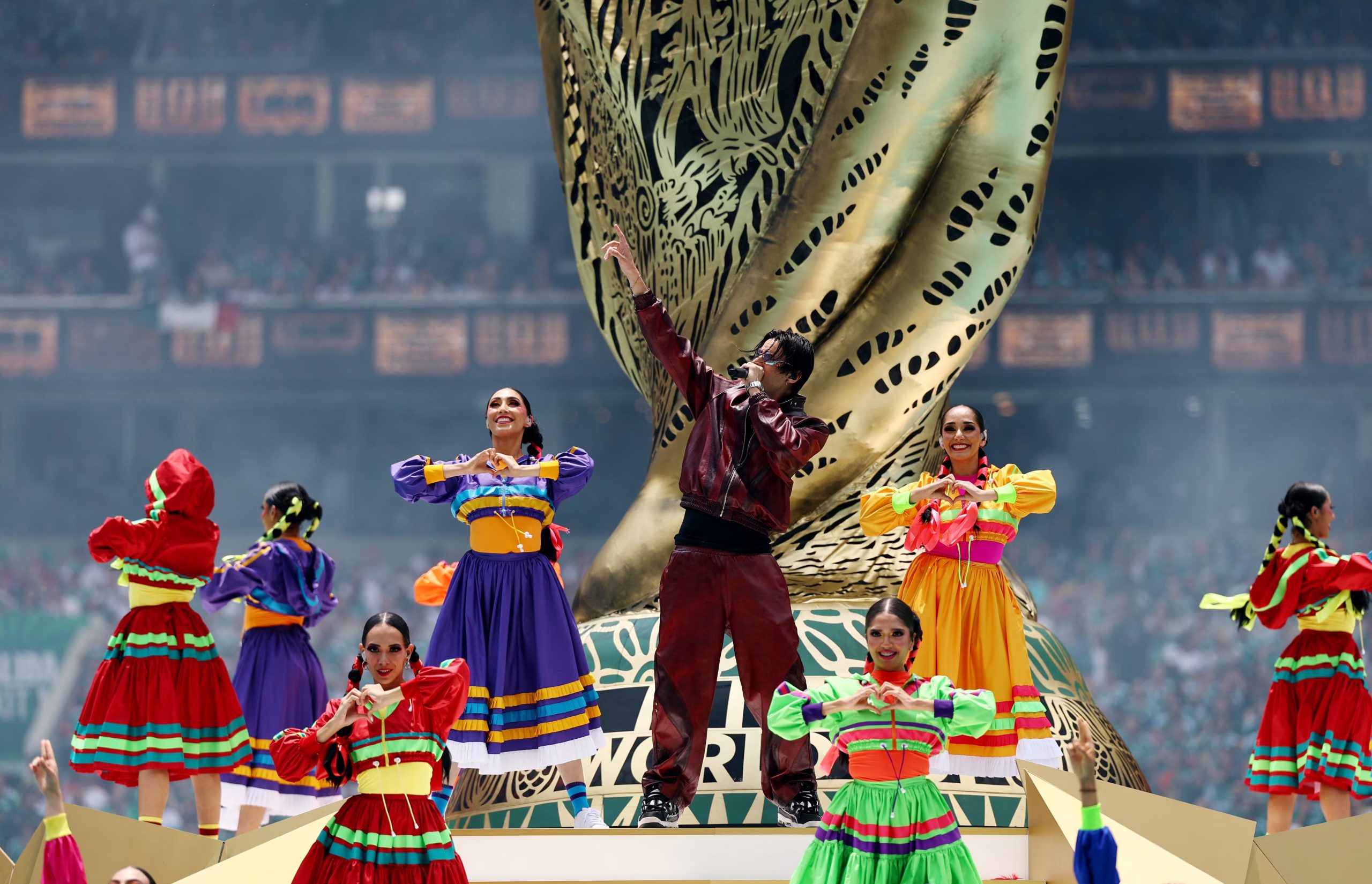 Danny Ocean, cantante venezolano, realizó su performance con chaqueta y pantalón en tono borgoña oscuro y camiseta negra (REUTERS/Kai Pfaffenbach)