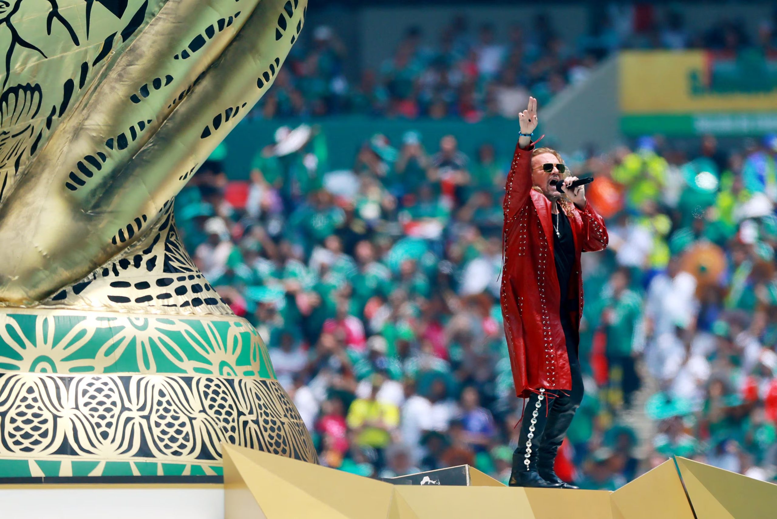 Fher Olvera, cantante de Maná, lució una chaqueta larga de cuero rojo con tachas metálicas, combinada con camiseta negra y pantalones oscuros (REUTERS/Eloisa Sanchez)
