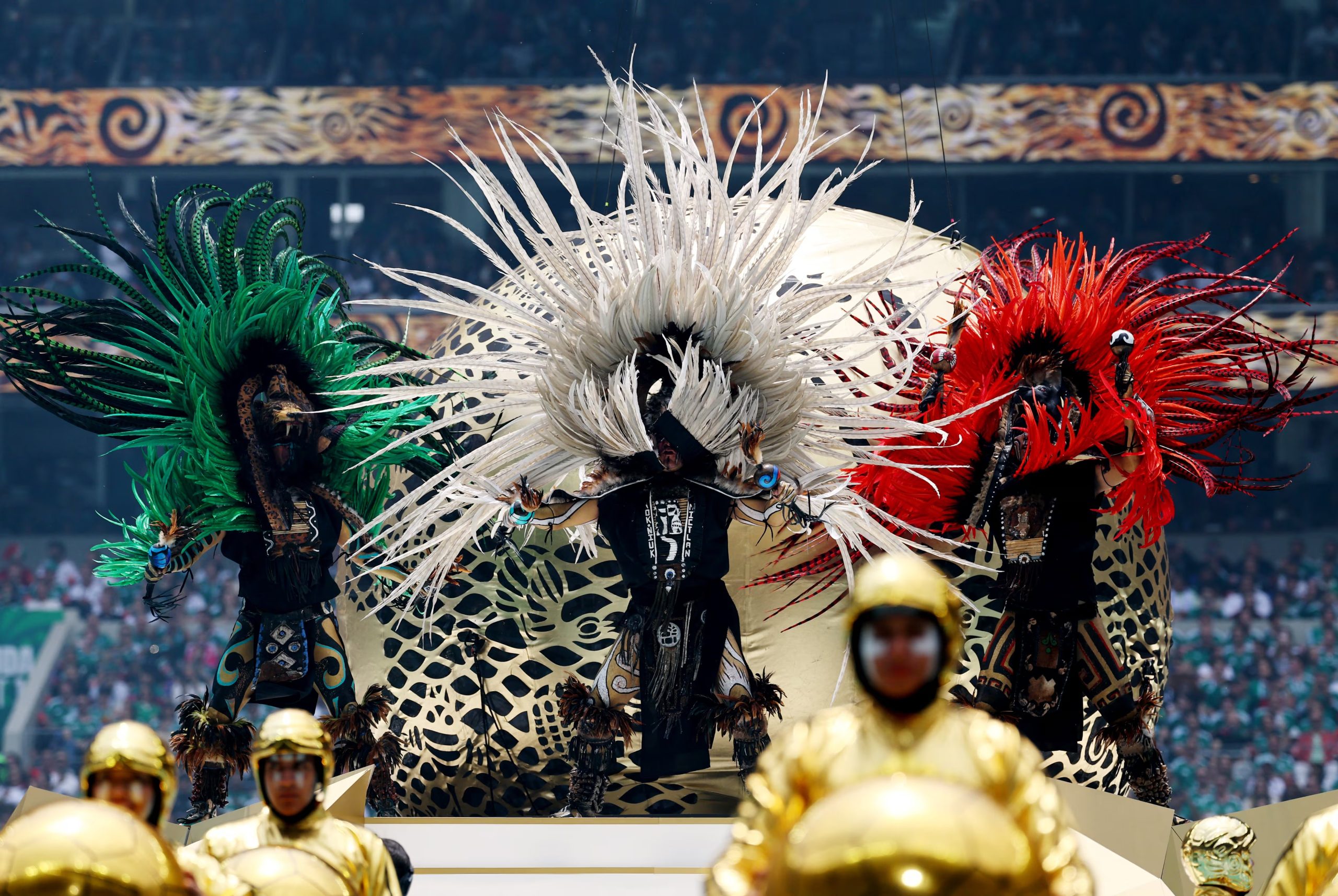 Lila Downs abrió la ceremonia junto a bailarines que vistieron prendas inspiradas en las culturas originarias de México, resaltando la diversidad (REUTERS/Kai Pfaffenbach)