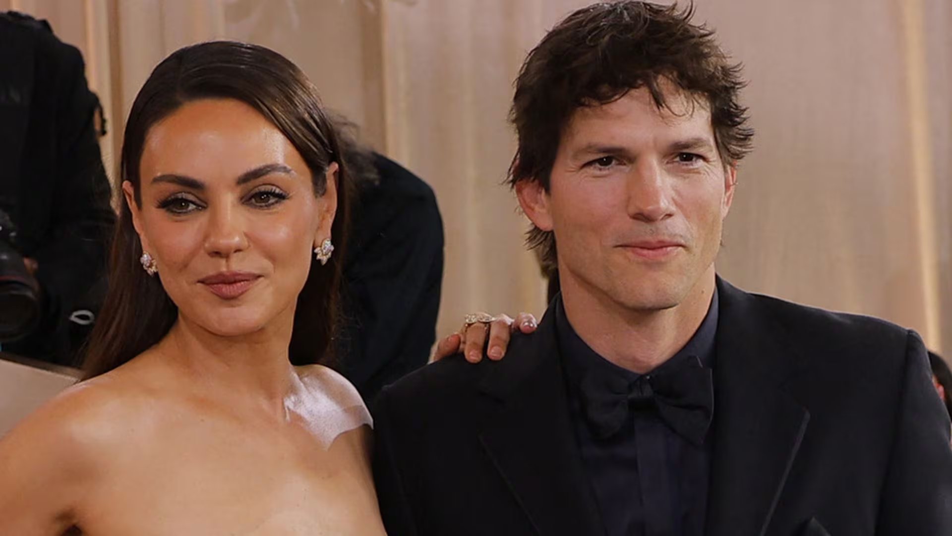 Ashton Kutcher y Mila Kunis anuncian que no crearán un fideicomiso para sus hijos y donarán sus riquezas a causas solidarias (REUTERS/Mike Blake)