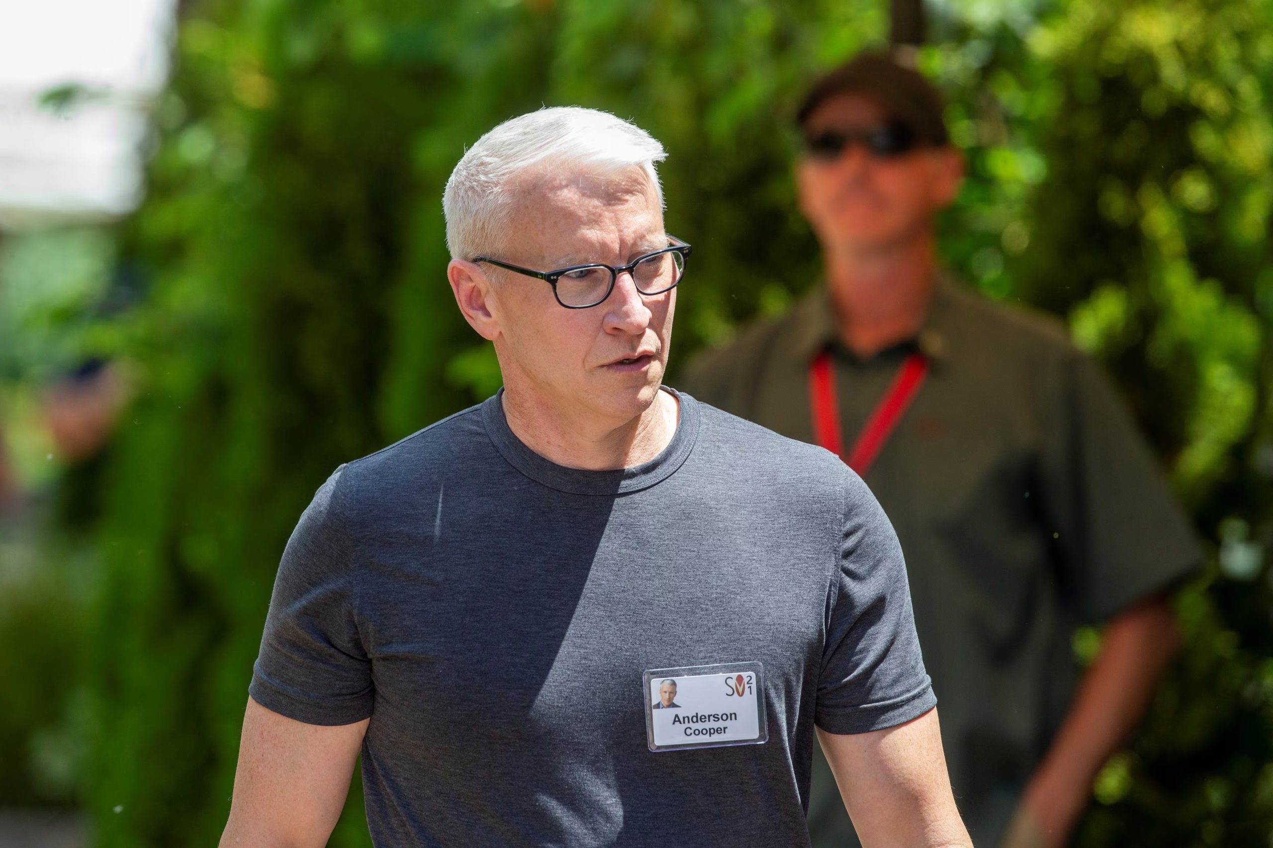 Anderson Cooper pagará solo la universidad de sus hijos, priorizando la autosuficiencia por sobre la herencia monetaria significativa (REUTERS/Brian Losness)