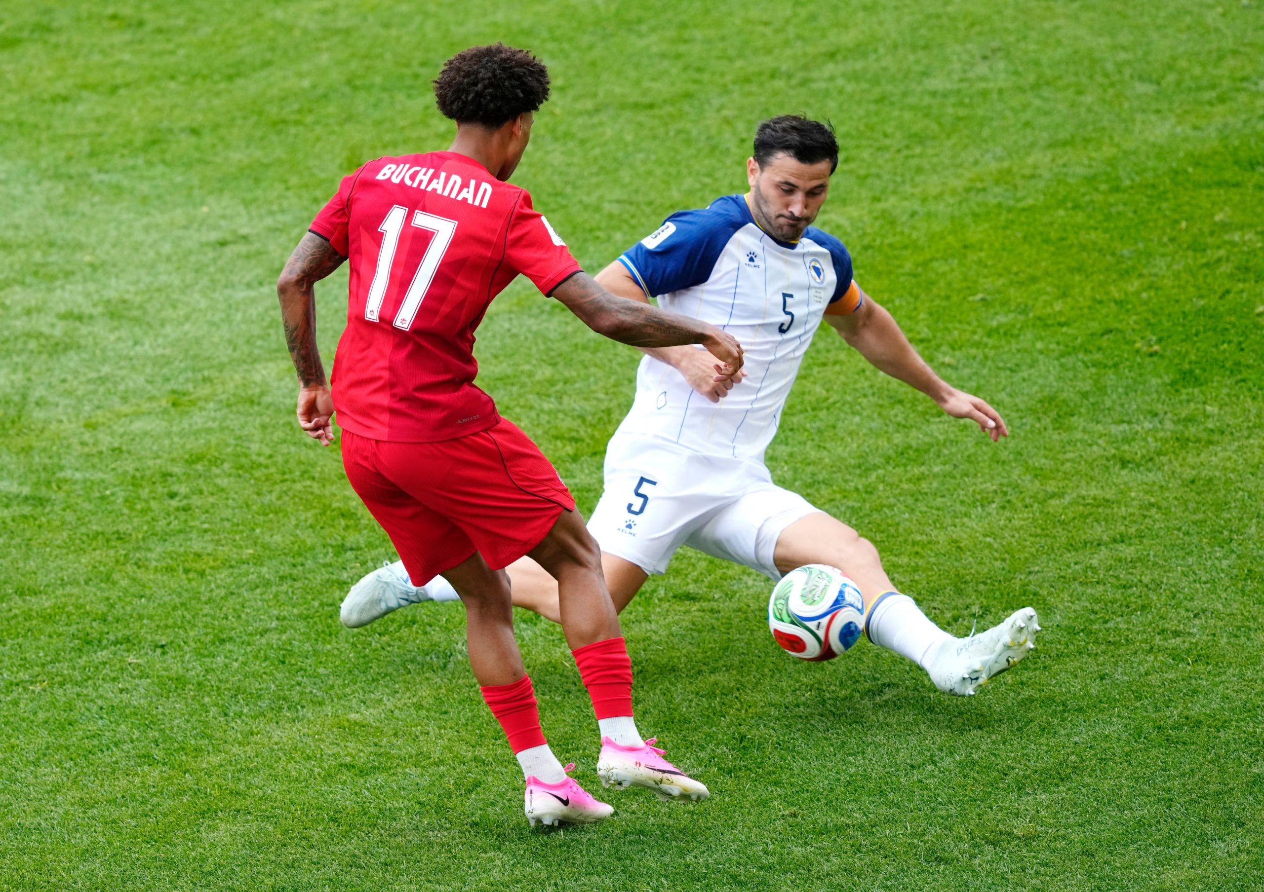 Kolasinac en el partido contra Canadá. (Reuters/Kevin Sousa)