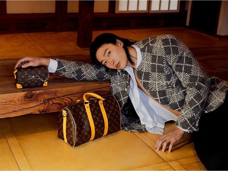 El uso de tweed y accesorios vibrantes reafirma su conocimiento de la moda internacional