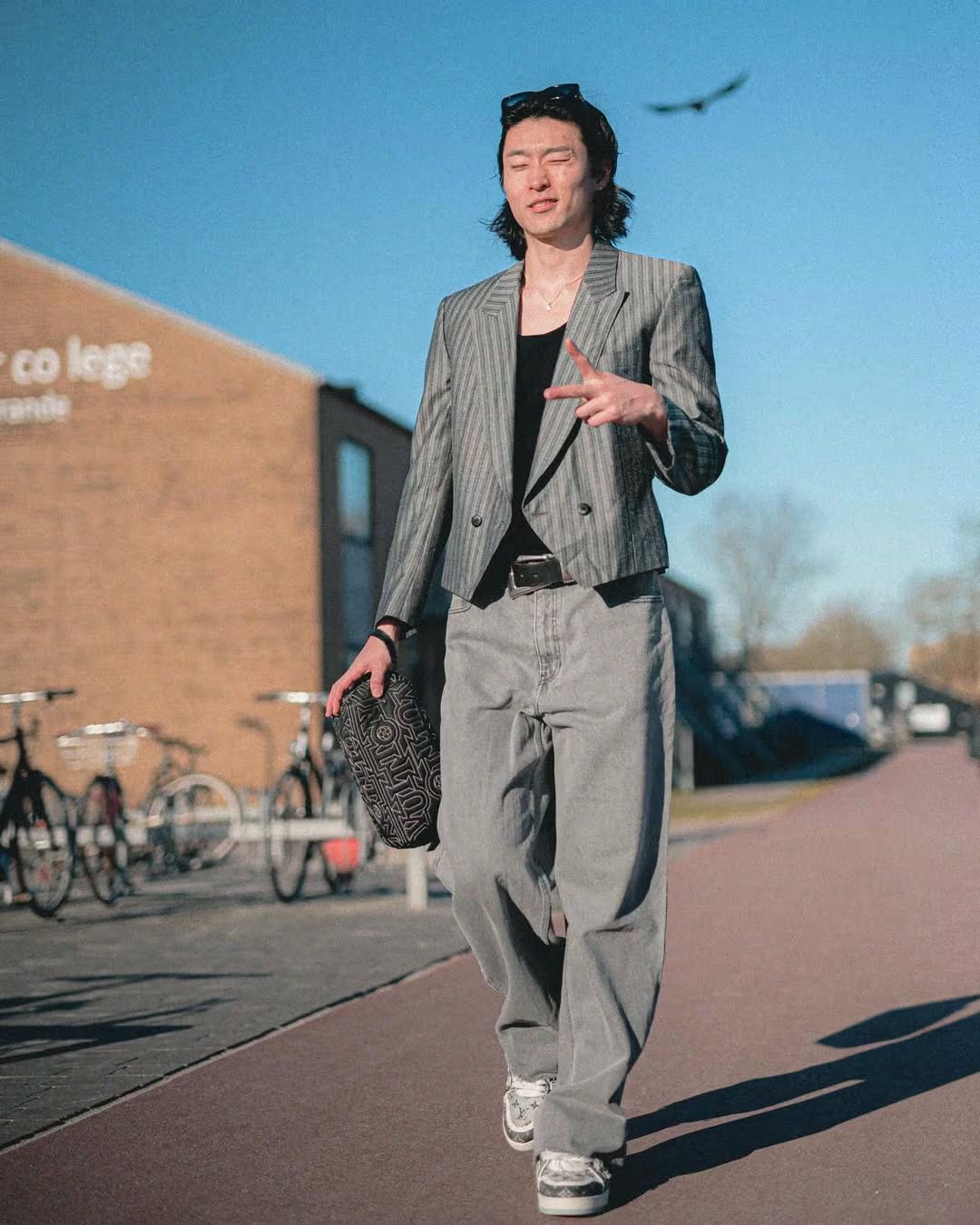 Sus elecciones street style incluyen blazers cortos, pantalones oversized y accesorios urbanos