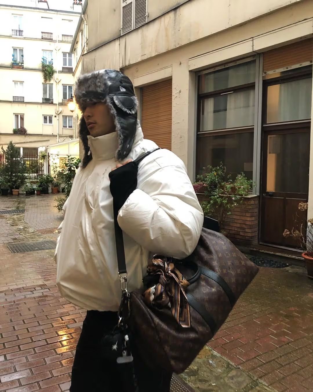El abrigo puffer blanco y gorro de aviador exhiben su dominio del athleisure y la inspiración retro
