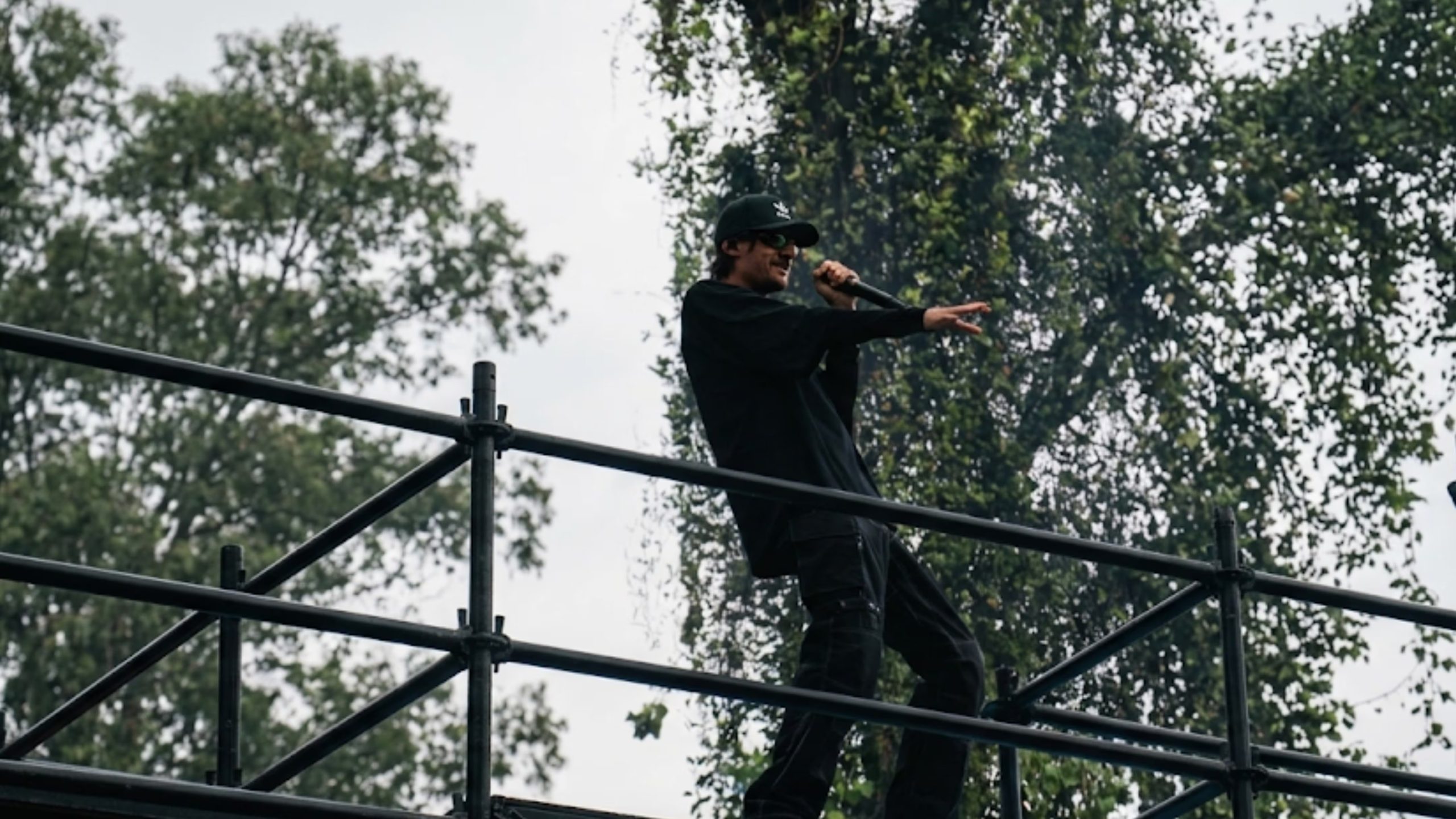 El show al aire libre reúne a miles de personas en la colonia Roma Norte este domingo 14 de junio, horas después de su participación en la inauguración del Mundial 2026 en el Estadio Ciudad de México. (Daniel Reséndiz)