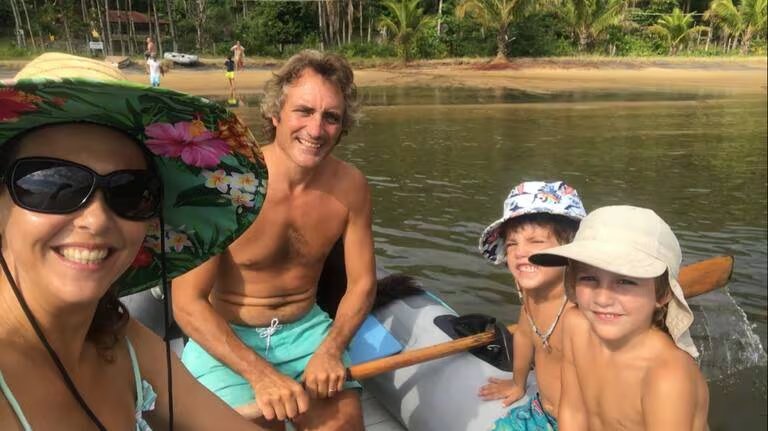 Virginia Bitros y su esposa viajan en velero (Gentileza)