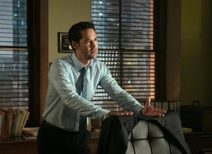 El reconocimiento global llegó en 2022 con su protagónico en la serie de Netflix The Lincoln Lawyer, donde interpretó a Mickey Haller. (Fotogramas)