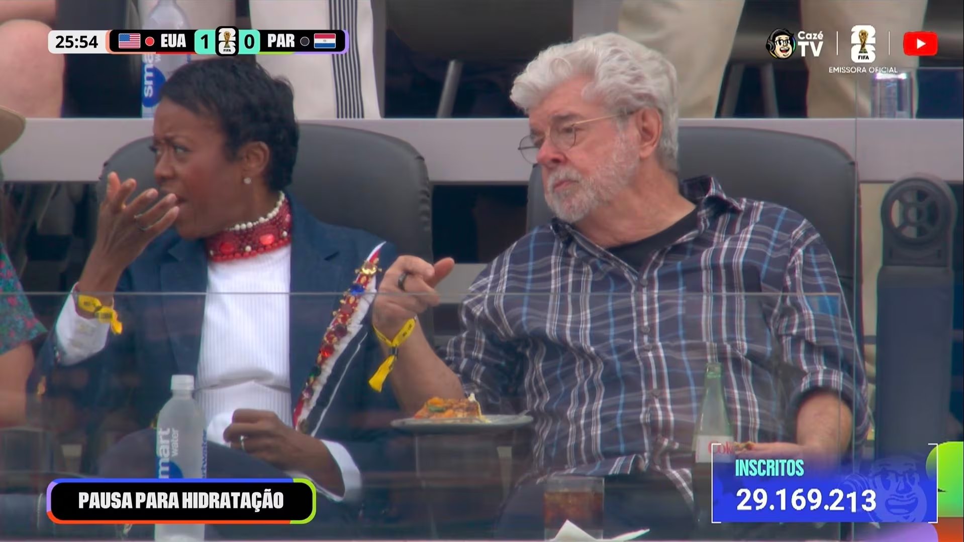 El director George Lucas y su esposa en las tribunas del estadio (Captura de video/Redes sociales