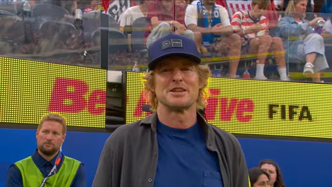 El actor Owen Wilson asistió al encuentro entre Estados Unidos y Paraguay (Captura de video/Redes sociales