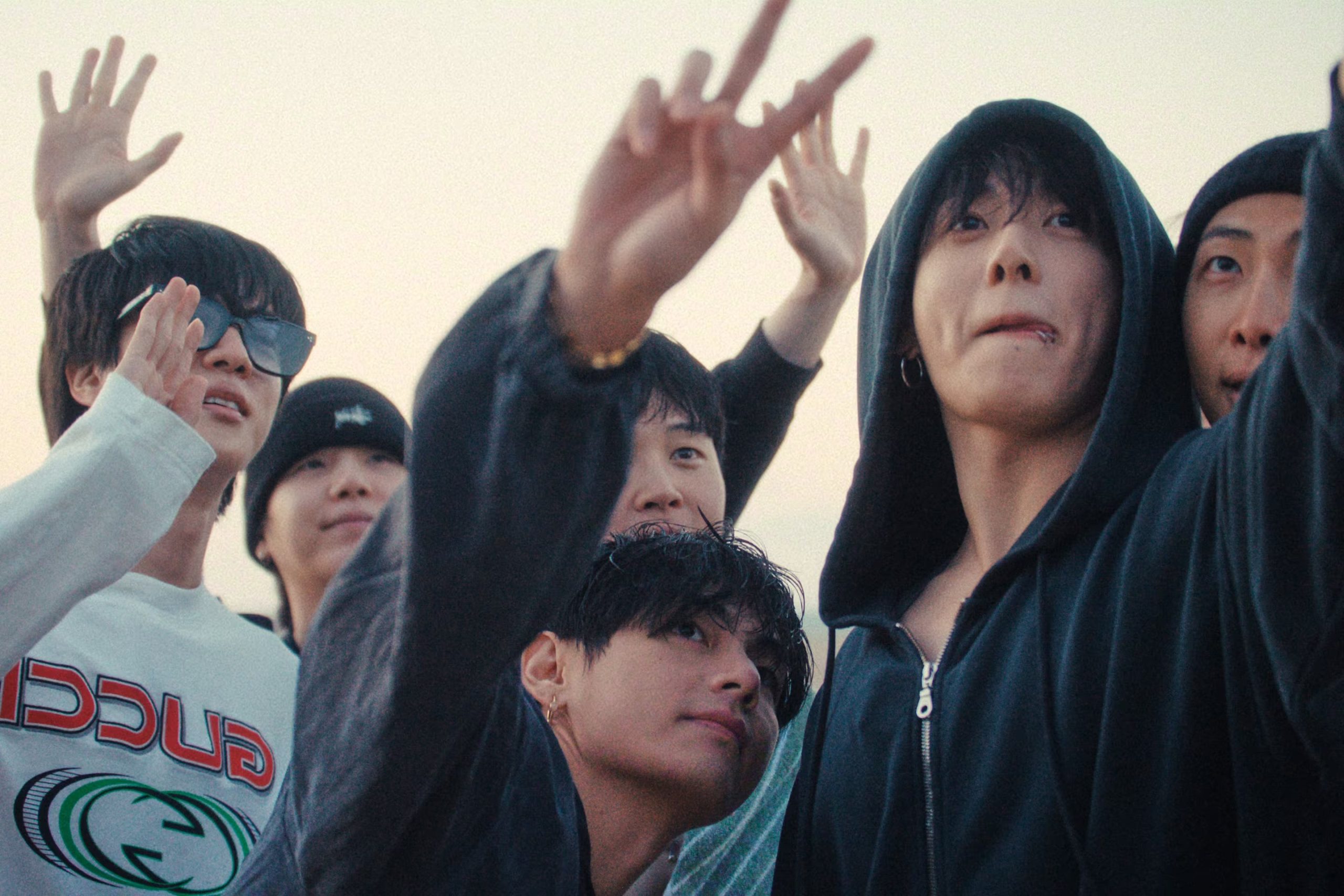 Esta imagen publicada por Netflix muestra a los miembros de BTS, de izquierda a derecha: Jin, Suga, Jimin, V, Jung Kook y RM, en una escena del documental 