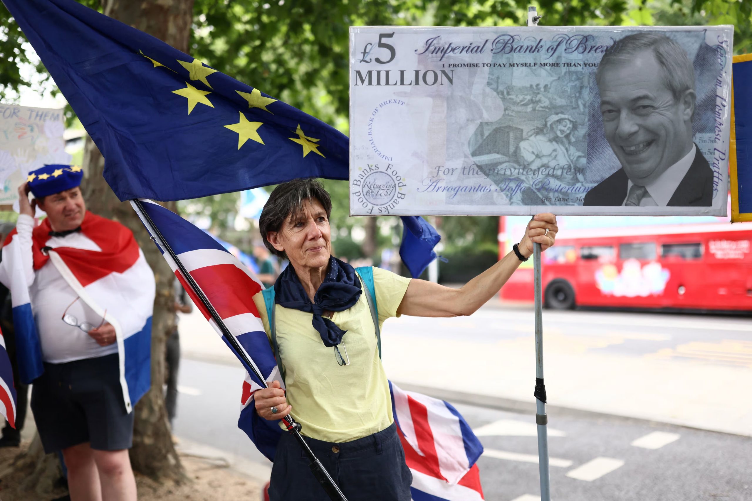 Una mujer sostiene un cartel con la imagen del líder de Reformar Reino Unido, Nigel Farage, durante una marcha en Londres que reclama un mayor acercamiento entre el Reino Unido y Europa, al cumplirse diez años del referéndum del Brexit (REUTERS/Jack Taylor, archivo)